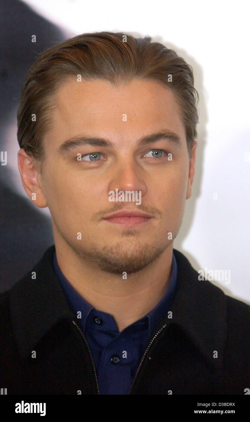 (Dpa) - Noi l'attore Leonardo DiCaprio pone a Berlino, 26 gennaio 2003. Nel suo nuovo film, 'Catch Me se è possibile', egli svolge un successo con un artista che riesce a farsi passare come molte identità mentre inseguito dal FBI. Foto Stock