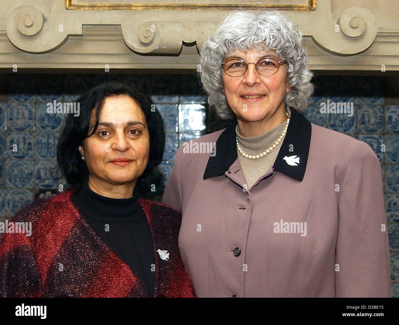 (Dpa) - Gila Svirsky (R) da Israele e Sumaya Farhat Naser (L) dalla Palestina stare accanto a ogni altra quando l'ottavo 'Solidaritaetspreis' (premio per la solidarietà) è assegnato a Bremen, Germania, 22 gennaio 2003. Le due donne hanno ricevuto il premio di 5.000 Euro per onorare il loro impegno a favore della libertà in Foto Stock