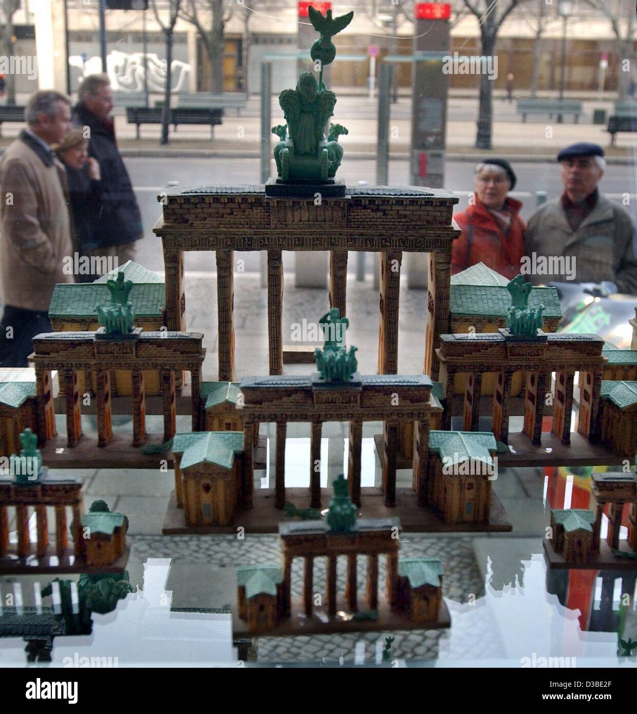 (Dpa) - i passanti da guardare a miniature della Porta di Brandeburgo esposti nel negozio del Bundestag tedesco sulla via dello shopping "Unter den Linden" (sotto i tigli), Berlino, 21 gennaio 2003. Il negozio di vendita di souvenir del Bundestag e di Berlino per i turisti. Foto Stock