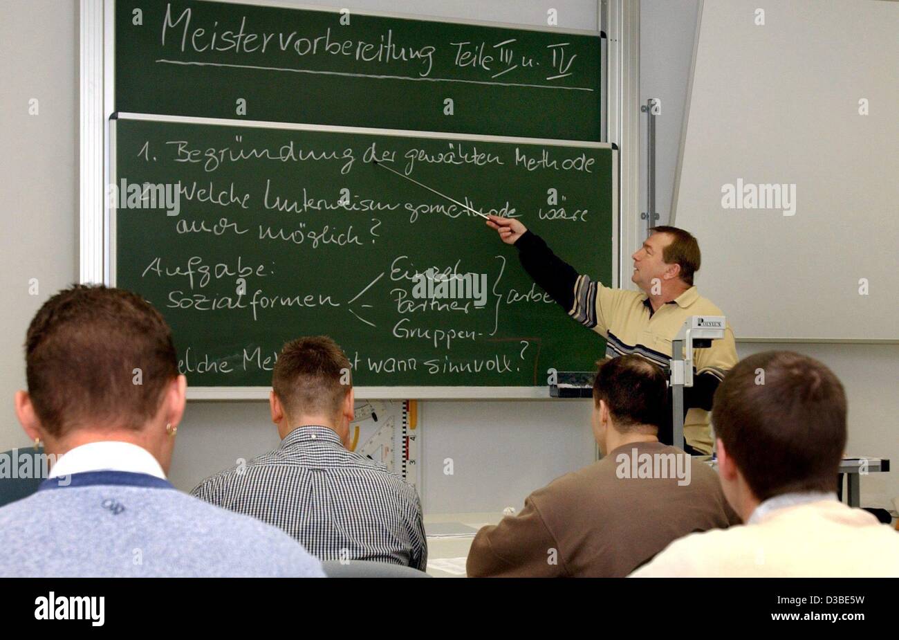(Dpa) - alunni frequentano un corso di formazione professionale che conduce al 'Meister' (master) certificato di Francoforte sull'Oder, Germania, 15 gennaio 2003. Durante questa classe imparano il commerciale e una base giuridica per la gestione di una società. In Germania, il 'Meister' certificato (Meisterbrief) è il prere Foto Stock