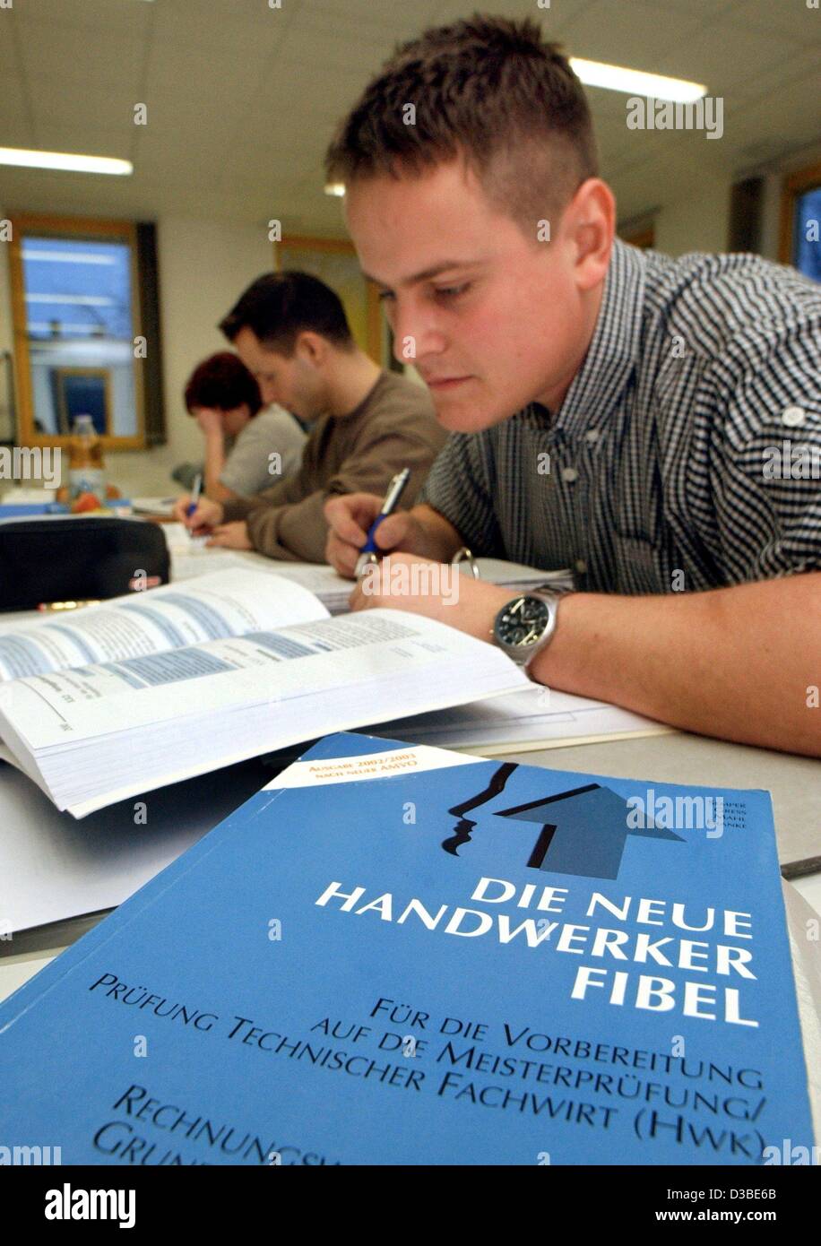 (Dpa) - alunni frequentano un corso di formazione professionale che conduce al 'Meister' (master) certificato di Francoforte sull'Oder, Germania orientale, 15 gennaio 2003. Il titolo del libro in primo piano si legge "il nuovo artigianato del lavoratore fibula'. Durante questa classe gli allievi imparano la commerciale e una base giuridica per la Foto Stock