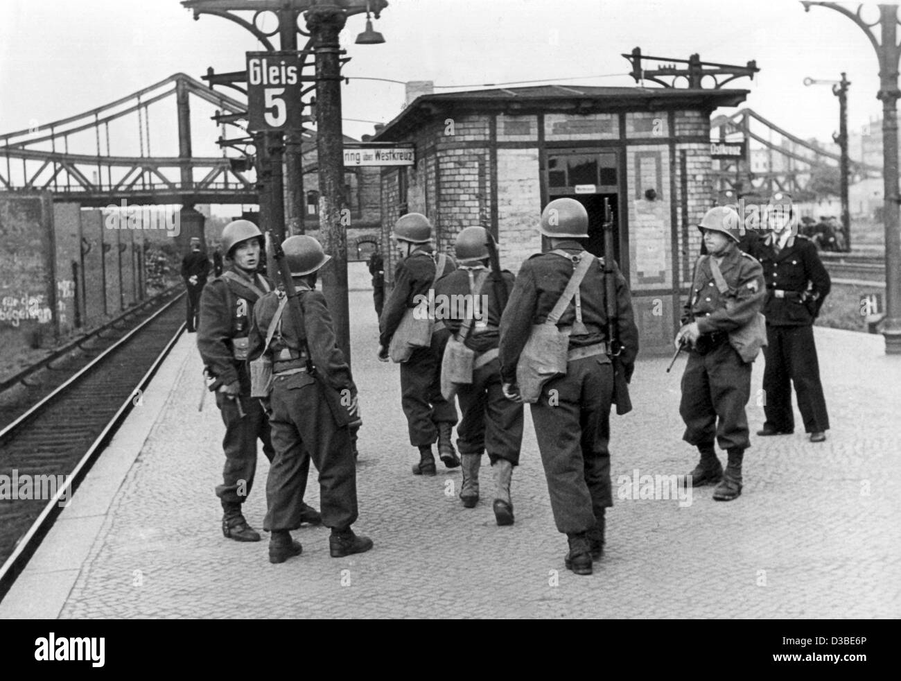 (Dpa file) - Responsabili del francese la polizia militare stand su una piattaforma della stazione Gesundbrunnen della stazione ferroviaria di Berlino, 24 maggio 1949. Berlino ovest della stazione ferroviaria di lavoratori che sono stati pagati con la Reichsbahn (impero ferroviario) del settore sovietico, in sciopero del 21 maggio 1949 che chiedono che i loro salari da pagare in Foto Stock