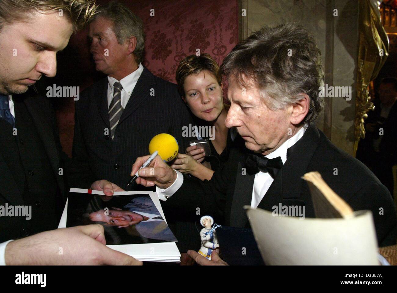 (Dpa) - Roman Polanski (R), regista, autore, attore e produttore, segni autografi dopo la cerimonia di premiazione del Bayerischer Filmpreis (bavarese film prize) di Monaco di Baviera, 17 gennaio 2003. Polanski ha vinto il premio per la sua vita conquiste. Il premio è uno dei più celebri film premi in G Foto Stock