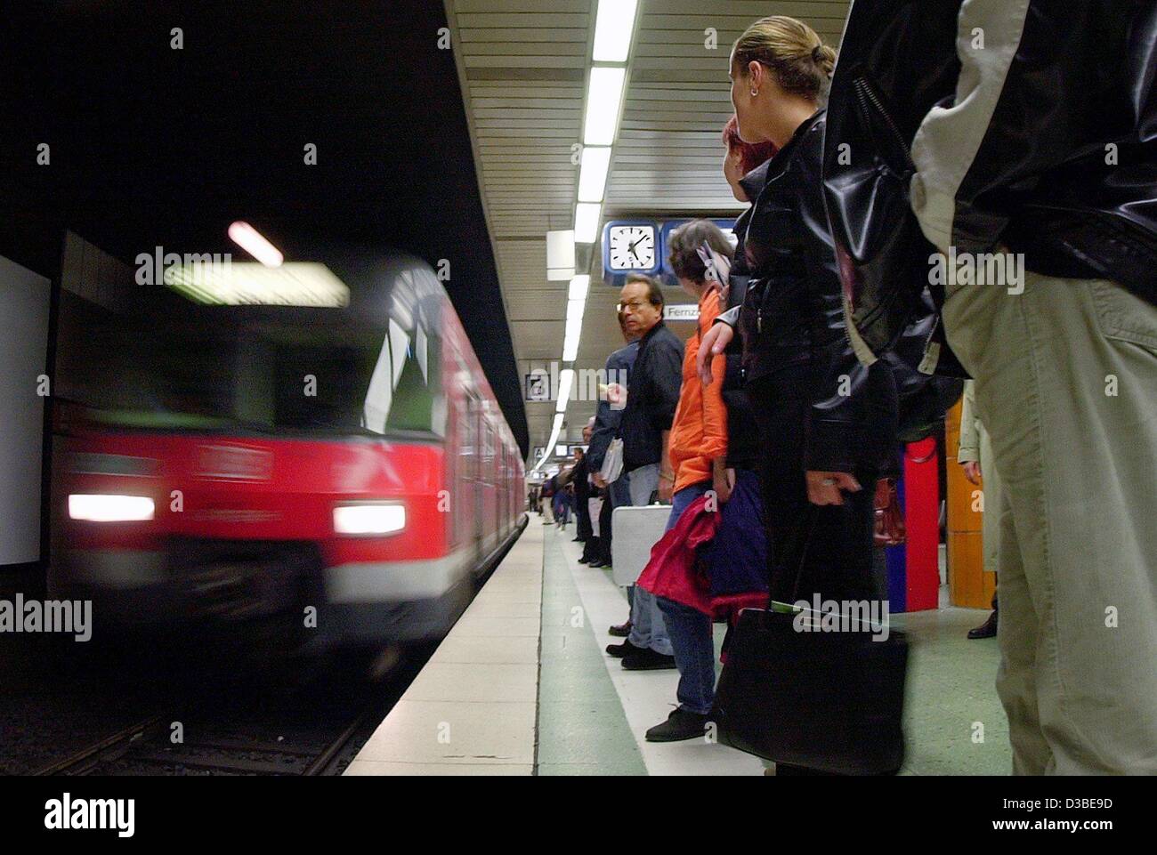 (Dpa) - In attesa di un treno alla stazione ferroviaria centrale di Francoforte, 9 gennaio 2003. Si tratta di uno dei più grande della Germania e le più importanti stazioni ferroviarie. 1.800 i treni partono da 25 piattaforme con fino a 350.000 viaggiatori al giorno. Con circa 5,8 milioni di biglietti venduti annualmente, la stazione ha un turnov Foto Stock