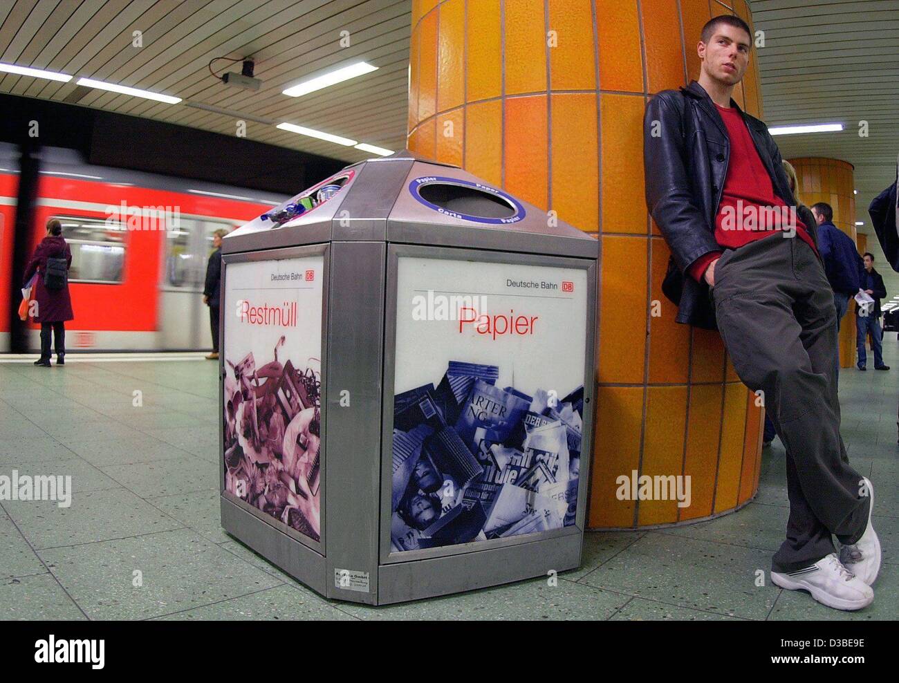 (Dpa) - In attesa di un treno alla stazione ferroviaria centrale di Francoforte, 9 gennaio 2003. Si tratta di uno dei più grande della Germania e le più importanti stazioni ferroviarie. 1.800 i treni partono da 25 piattaforme con fino a 350.000 viaggiatori al giorno. Con circa 5,8 milioni di biglietti venduti annualmente, la stazione ha un turnov Foto Stock