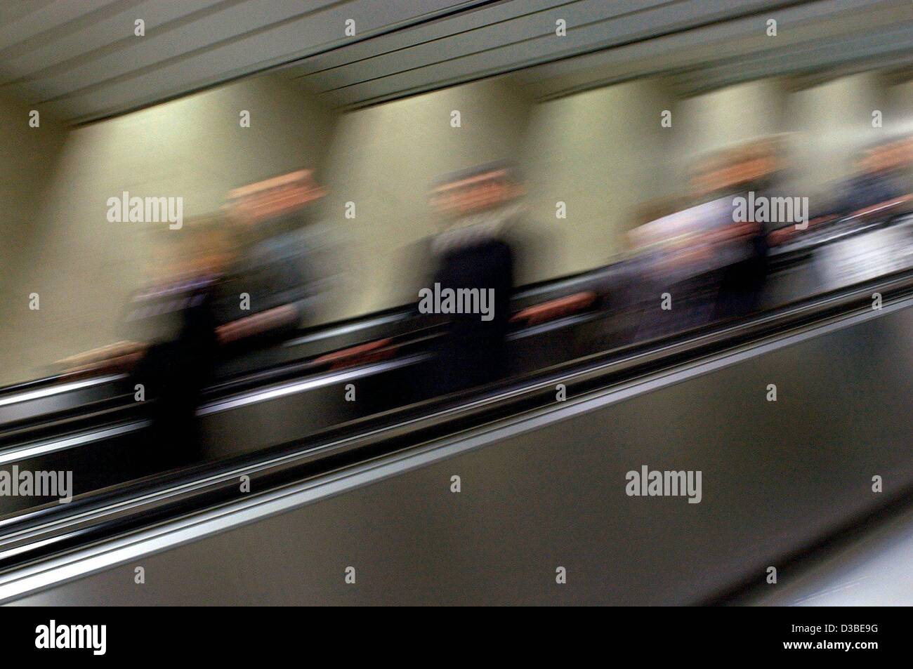 (Dpa) - ai passeggeri di utilizzare la scala automatica per raggiungere la metropolitana presso la stazione ferroviaria centrale di Francoforte, 9 gennaio 2003. Si tratta di uno dei più grande della Germania e le più importanti stazioni ferroviarie. 1.800 i treni partono da 25 piattaforme con fino a 350.000 viaggiatori al giorno. Con circa 5,8 milioni di ti Foto Stock