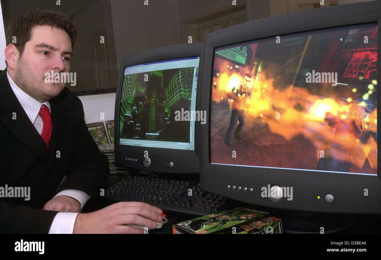 (Dpa) - designer tedesco Joerg Schwiezer si trova nella parte anteriore del monitor per computer la visualizzazione di giochi per computer nel suo ufficio a Hannover, Germania, 5 gennaio 2003. Il 32-anno-vecchio si sviluppa con i suoi 17 dipendenti giochi per computer in sua compagnia Reakktor.com. Foto Stock