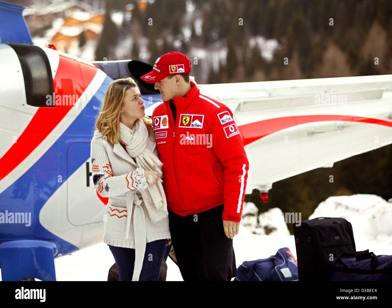 (Dpa) - Tedesco pilota di Formula 1 Michael Schumacher nella foto insieme con sua moglie Corinna come essi arrivano in elicottero per i tradizionali tre giorni di incontro Ferrari a Madonna di Campiglio, 15 gennaio 2003. Foto Stock
