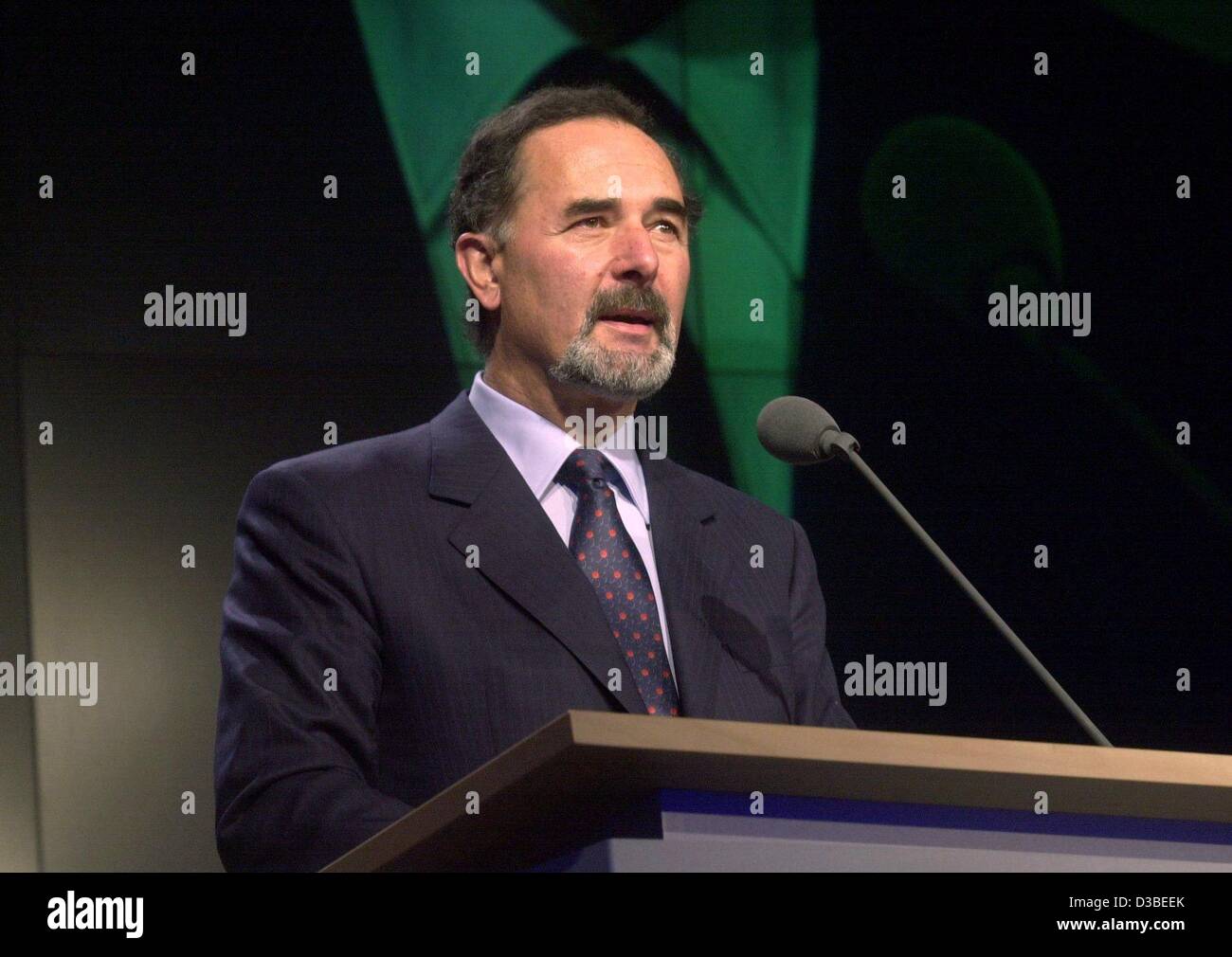 (Dpa) - Bernd Pischetsrieder, amministratore delegato del gruppo automobilistico Volkswagen, parla alla presentazione ufficiale della nuova VW Touran a Wolfsburg, in Germania, 13 gennaio 2003. Il Touran è un furgone compatto basato sul modello della VW Golf. Pischetsrieder ha ammesso che la VW è stata di entrare nel mercato in piena espansione o Foto Stock