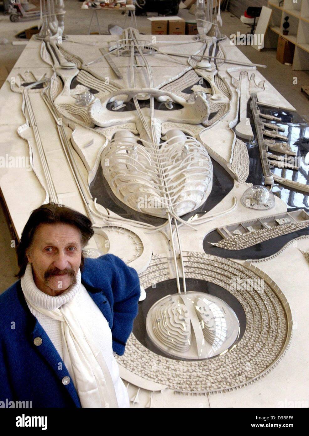 (Dpa) - Industrial designer Luigi Colani è che mostra un modello di architettura di un progetto da realizzare in Chinese delta del fiume Yangtze, Karlsruhe, Germania, 13 gennaio 2003. La NATO di Berlino è stata la lotta contro dritto e forme angolare per decenni e in tutto il mondo. "Dove sono io è il c Foto Stock