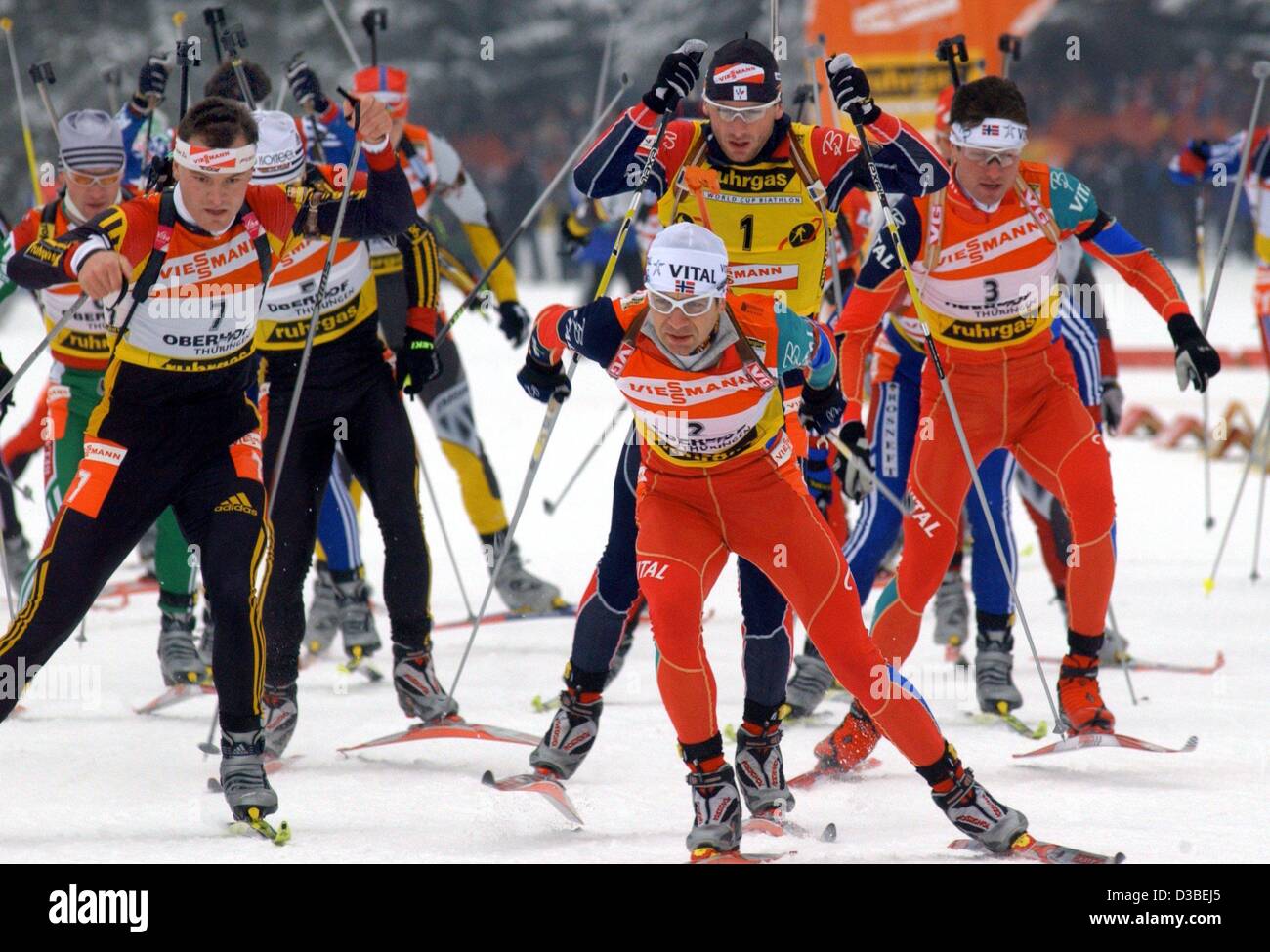 (Dpa) - i piloti sono sul loro modo dopo l'avvio per gli uomini 15 km gara di Coppa del Mondo di Biathlon di Oberhof in Germania orientale, 12 gennaio 2003. In fine il norvegese Ole Einar Bjoerndalen (n. 2) vince prima bulgaro Vladimir Dratschev (lontano L, coperte) e francese Raphael Poiree (n. 1). Né Foto Stock