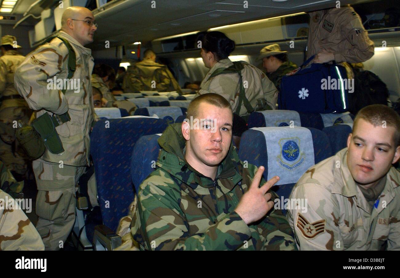 (Dpa) - un soldato della cinquantaduesima aviazione USA squadron mostra il segno della vittoria a bordo di un DC-10 della World Airways sulla US airbase in Spangdahlem, Germania, 12 gennaio 2003. Più di 200 soldati USA dalla Germania sono stati riposizionati per il persiano di Golf per una possibile guerra contro l'Iraq. Il più grande di noi aviati Foto Stock