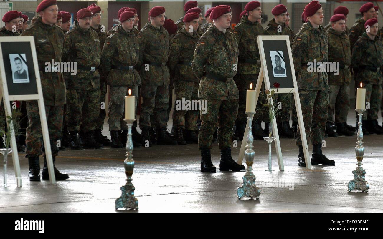 (Dpa) - i soldati delle forze armate tedesche partecipare ad una votazione per appello nominale per i loro compagni uccisi a Kabul, nella Air Force regiment a Laupheim, Germania meridionale, 9 gennaio 2003. Tre dei soldati erano stazionati in Laupheim. Sette soldati tedeschi sono stati uccisi in un incidente in elicottero 21 dicembre 2002 in Kabu Foto Stock