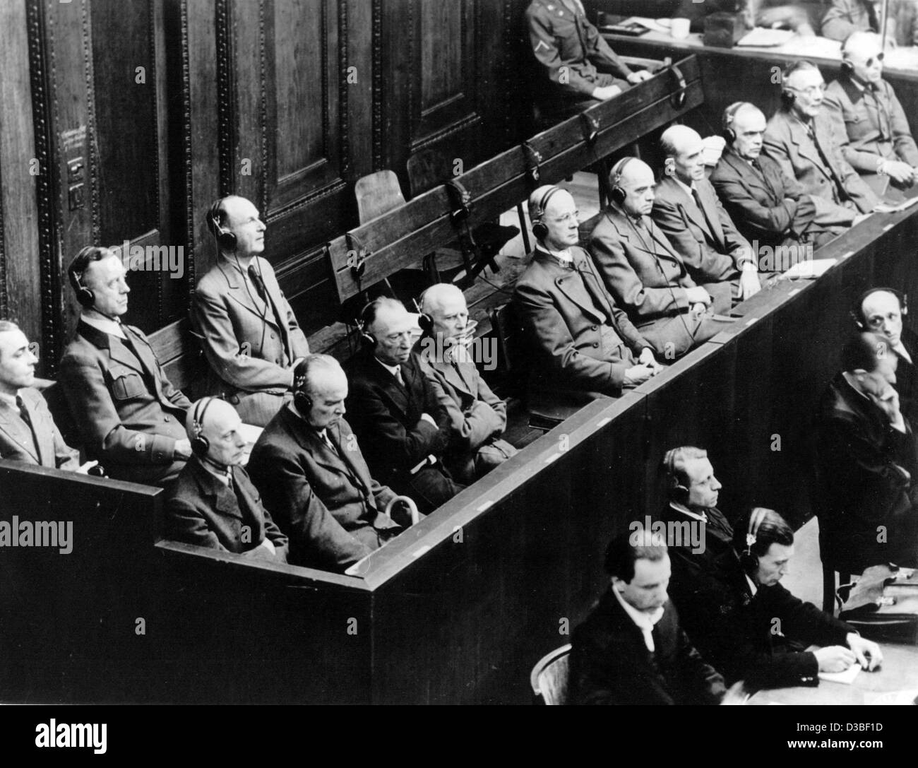 (Dpa) file - i comandanti della Wehrmacht sono nel dock durante i processi di Norimberga nel tribunale di Norimberga, Germania, 12 febbraio 1948. L-R: Wilhelm von Leeb, Hugo Sperrle, Georg von Kuechler, Hermann Hoth, Hans Reinhardt, Hans von Salmuth, Karl Hollidt, Otto Schniewind Karl von Roques e Foto Stock