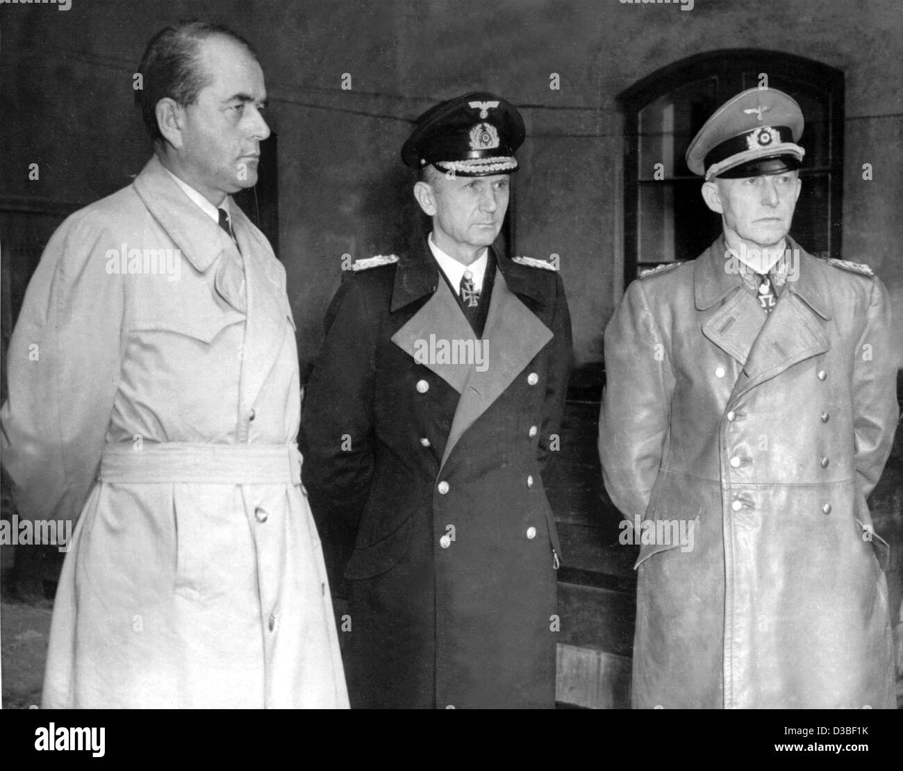 (Dpa file) - Ministro tedesco degli armamenti e la Produzione Bellica Albert Speer (L), il Comandante Supremo della Marina Militare Karl Doenitz (C) e capo delle operazioni dell'esercito Gustav Jodl nella foto dopo essere stato arrestato dagli inglesi in Flensburg, Germania settentrionale, 23 maggio 1945. Alla fine della II Guerra Mondiale erano cercato Foto Stock