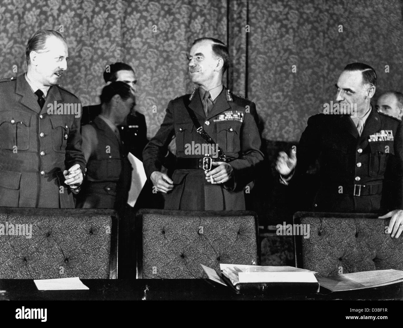 (Dpa) file - I governatori militari delle tre occupazione occidentali zone, (da L:) Generale Pierre Koenig della Francia, il generale Sir Brian Robertson di Bretagna e generale Lucio D. argilla del STATI UNITI D'AMERICA, nella foto dopo la consegna del ha approvato la legge costituzionale per la Germania per il parlamentare tedesco Cou Foto Stock