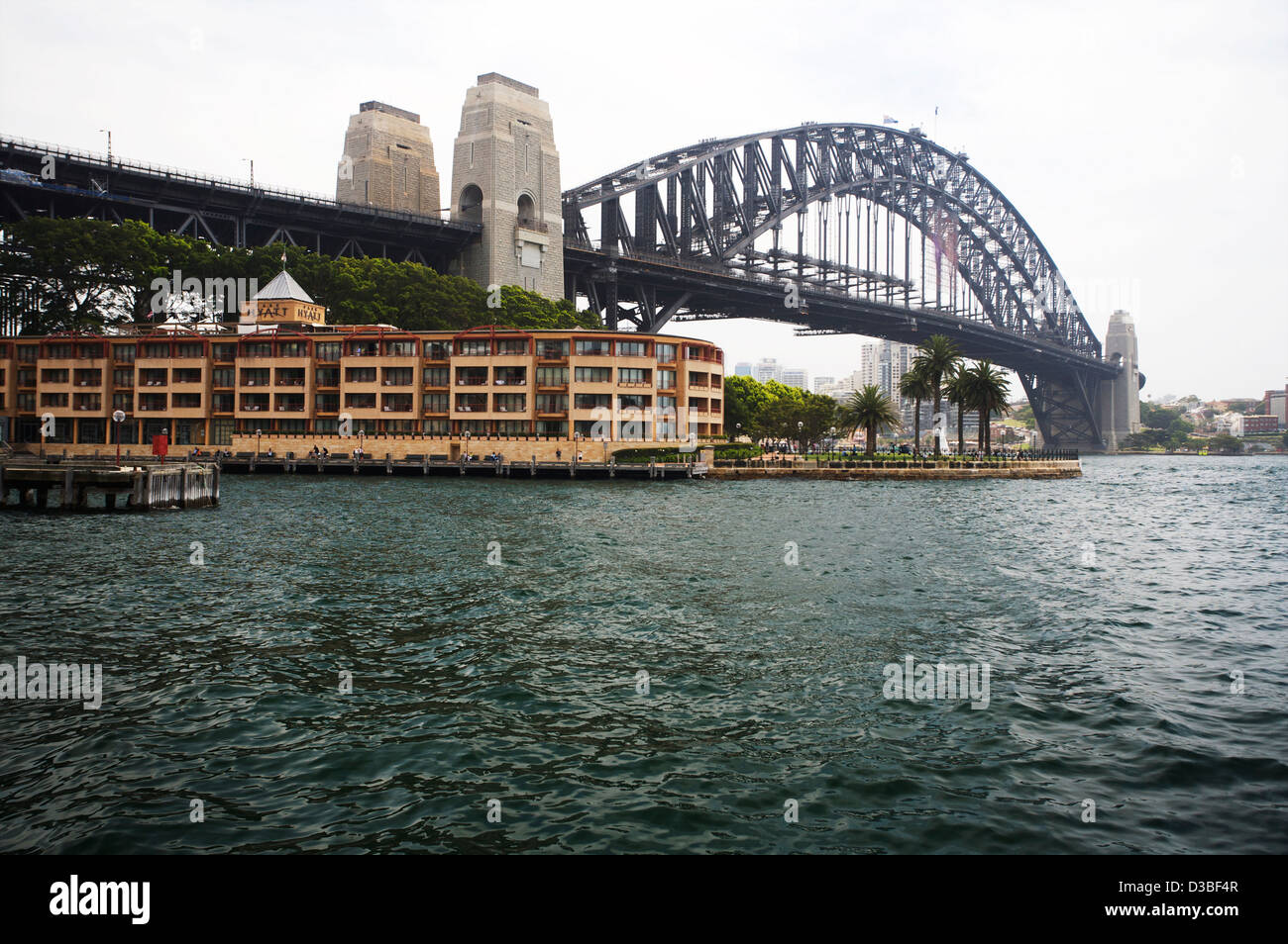 Viste del Sydney Harbour Bridge spanning il Sydney Harbour collegando il Sydney central business district (CBD) e la North Shore. Foto Stock