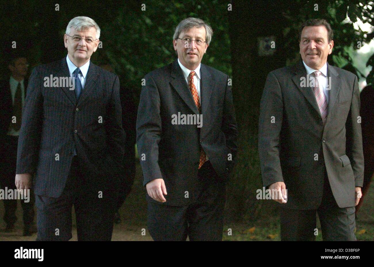 (Dpa) - Luxembourgian il Primo ministro Jean Claude Juncker (C) è accompagnato dal cancelliere tedesco Gerhard Schroeder (R) e il Ministro degli esteri tedesco Joschka Fischer come essi a piedi attraverso il parco del castello di Neuhardenberg in Neuhardenberg, al di fuori di Berlino, 27 giugno 2003. A partire del 27 giugno 2003, i governi Foto Stock