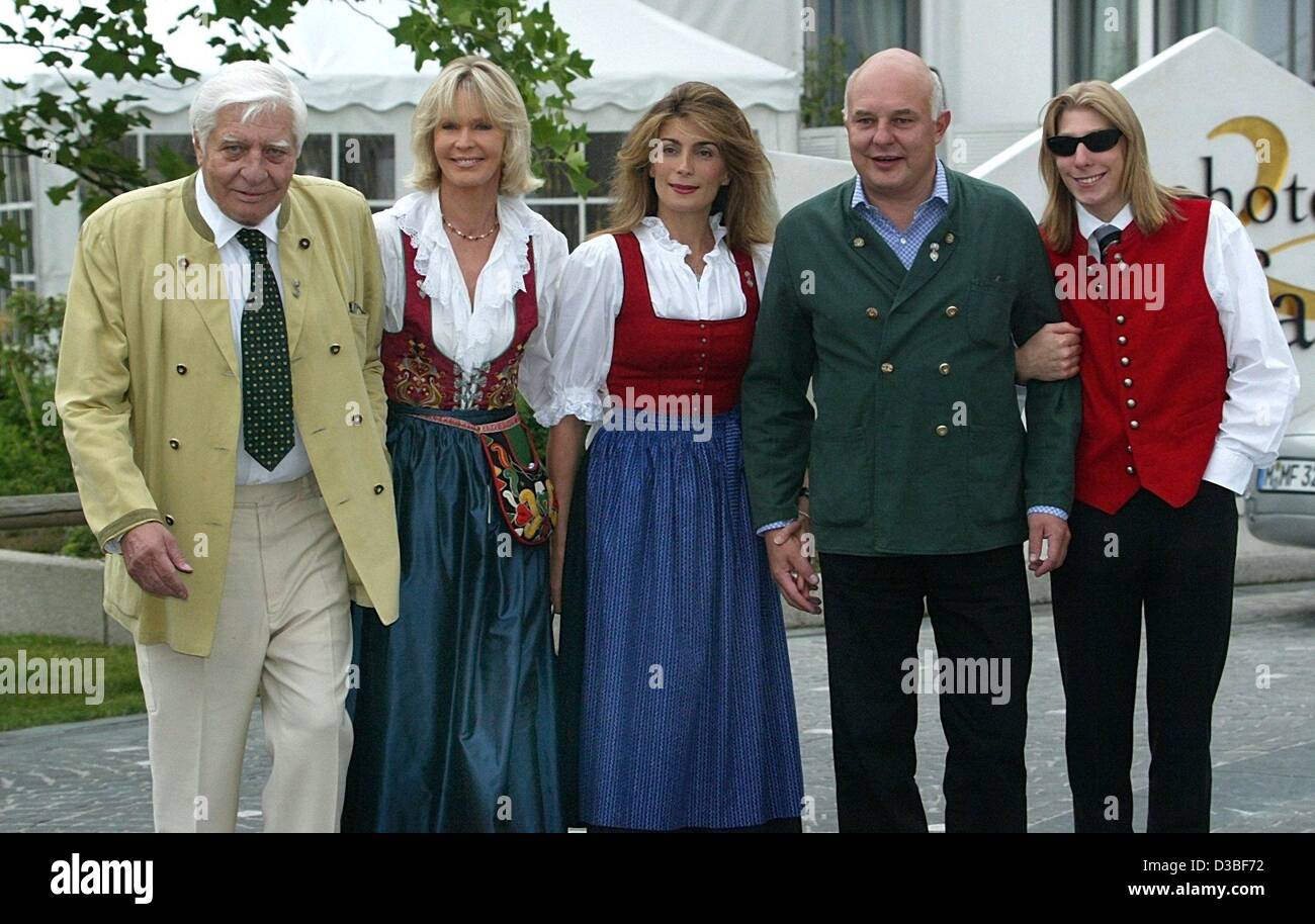 (Dpa) - L'industriale svizzero erede, playboy e il fotografo Gunter Sachs pone con la sua famiglia - moglie Mirja (L-R), figlio Rolf con sua moglie Maryam e figlio Claus Alexander, chiamato anche Halifax - al principe Leopoldo di Baviera festa di compleanno in Rottach-Egern, Germania, 28 giugno 2003. Il principe Leopoldo, o Po Foto Stock