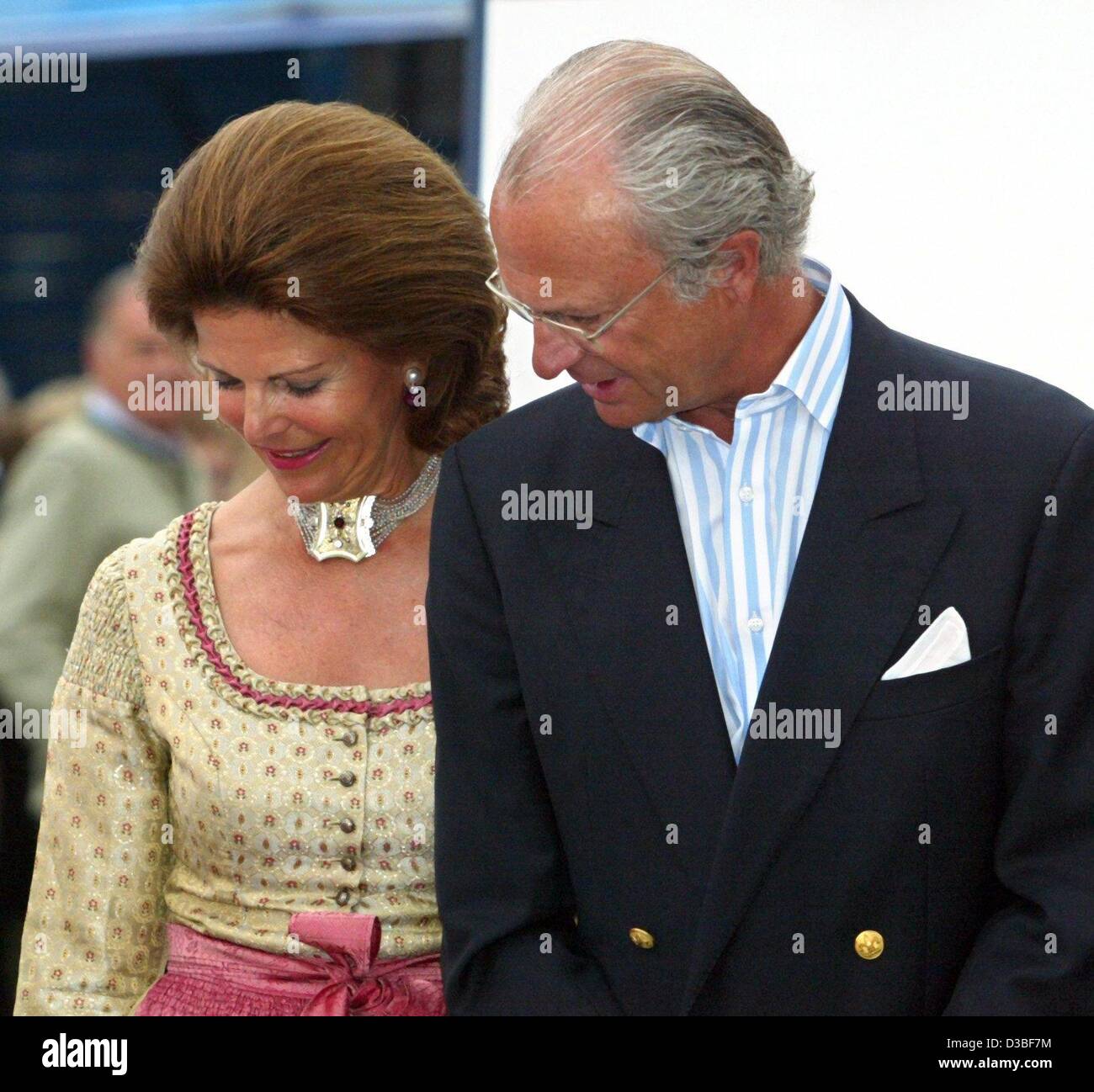 (Dpa) - Regina Silvia di Svezia e suo marito Carl Gustaf di Svezia a guardare il principe Leopoldo festa di compleanno in Rottach-Egern, Germania, 28 giugno 2003. Il principe Leopoldo, o Poldi come i suoi amici lo chiamano, invitati royals e persone importanti dalla pellicola e l'economia per celebrare il suo sessantesimo compleanno con h Foto Stock
