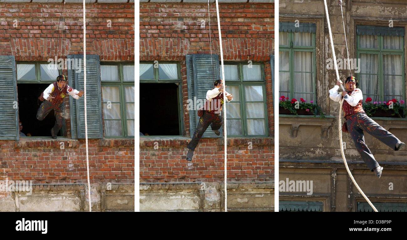 (Dpa) - Una combo mostra Hong Kong-nati attore Jackie Chan alias Passepartout saltando fuori da una finestra e aggrappandosi ad una fune durante le riprese di un remake di "il giro del mondo in 80 giorni" in Goerlitz, Germania orientale, 24 giugno 2003. Chan's 100 milioni di dollari avventura fantasy viene girato a Babelsb Foto Stock