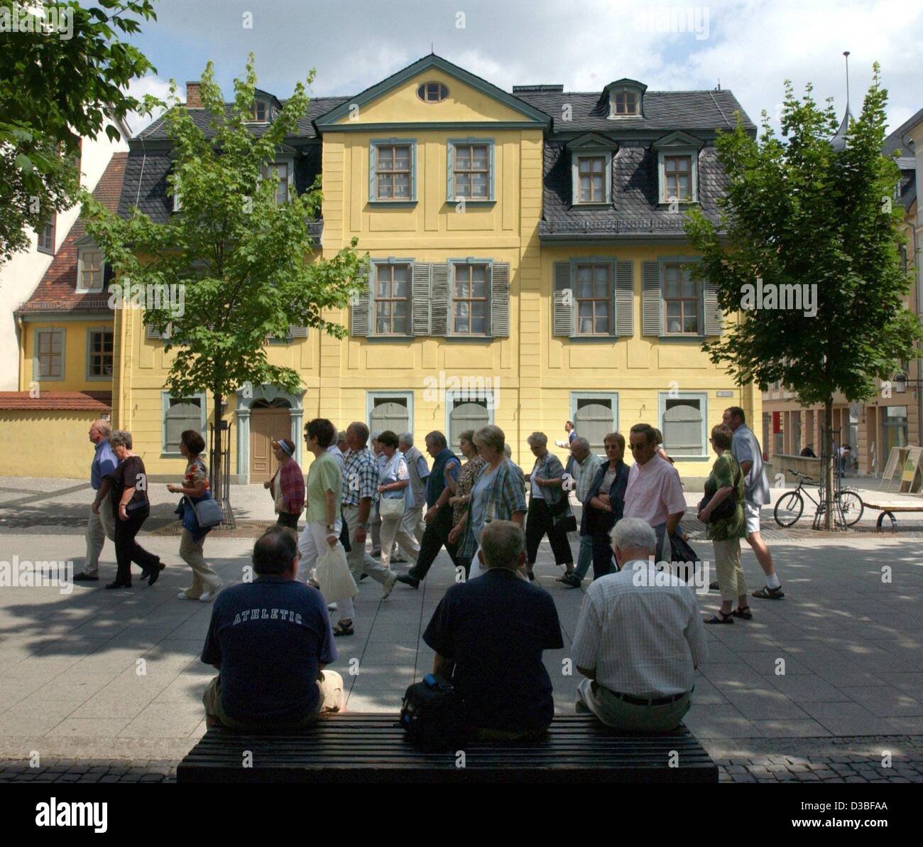 (Dpa) - Un gruppo di turisti passeggiate passato Schiller House di Weimar, 24 giugno 2003. Fu costruita nel 1777 e fu Friedrich Schiller ultimo domicilio dal 1802 fino alla sua morte nel 1805. Nel 1989 la casa e la sua moderna allegato (R) sono stati aperti come un museo. Weimar classica con i suoi edifici artistici era d Foto Stock