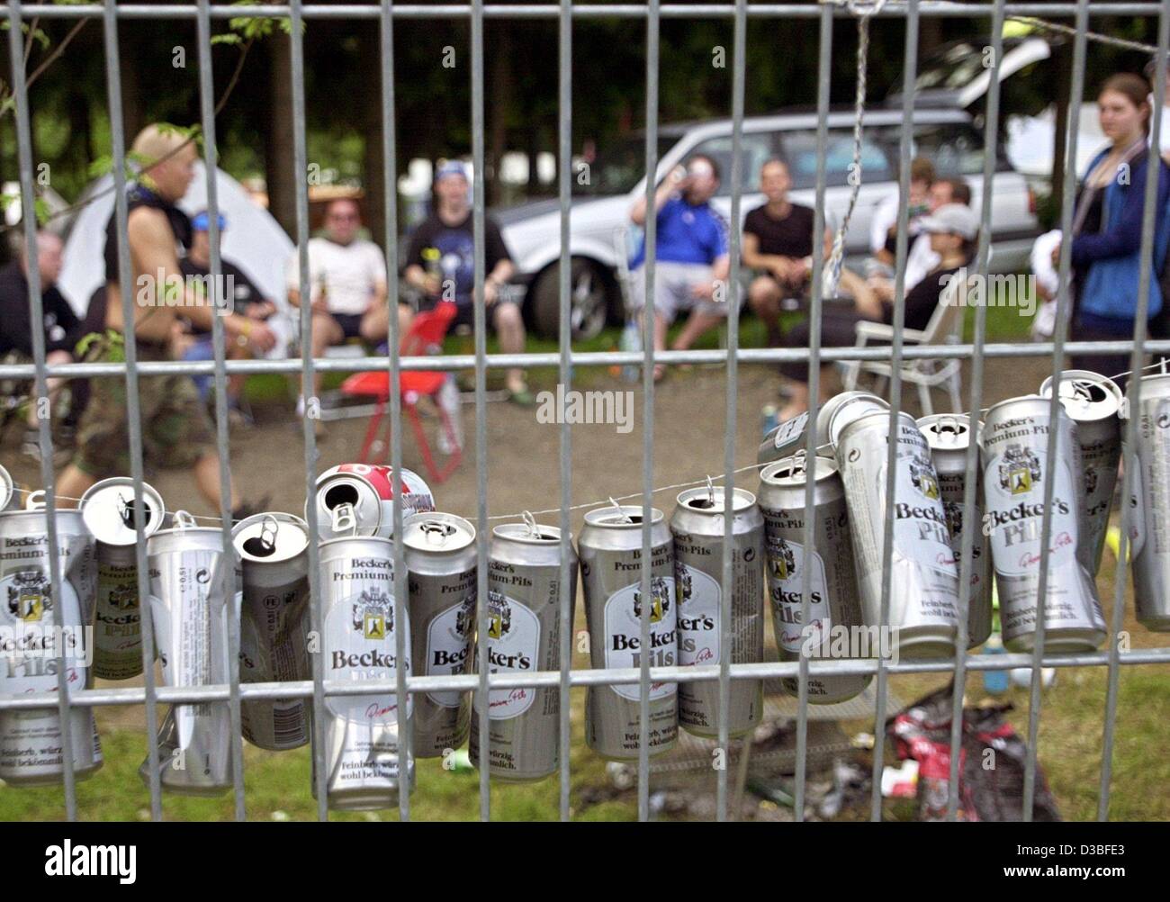 (Dpa) - gli appassionati di musica di raccogliere il loro vuoto di lattine di birra su di una cordicella a 'Rock am Ring Festival di musica al Nuerburgring, Germania, il 7 giugno 2003. 'Rock Am Ring' insieme con 'Rock im Park", che si svolge al tempo stesso a Norimberga, il conteggio per il più grande open air festival di musica eventi in Germania e Foto Stock