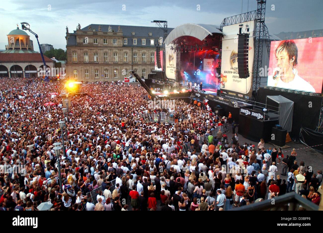 (Dpa) - Ventilatori allegria durante un concerto del gruppo britannico Blu durante il festival pop Arena del suono sulla piazza del castello (Schlossplatz) nel centro cittadino di Stuttgart, Germania, 14 giugno 2003. Circa 85.000 appassionati di musica è venuto a attent i concerti di italiano Tiziano Ferro, blu e Melanie C, tra altri brani musicali Foto Stock