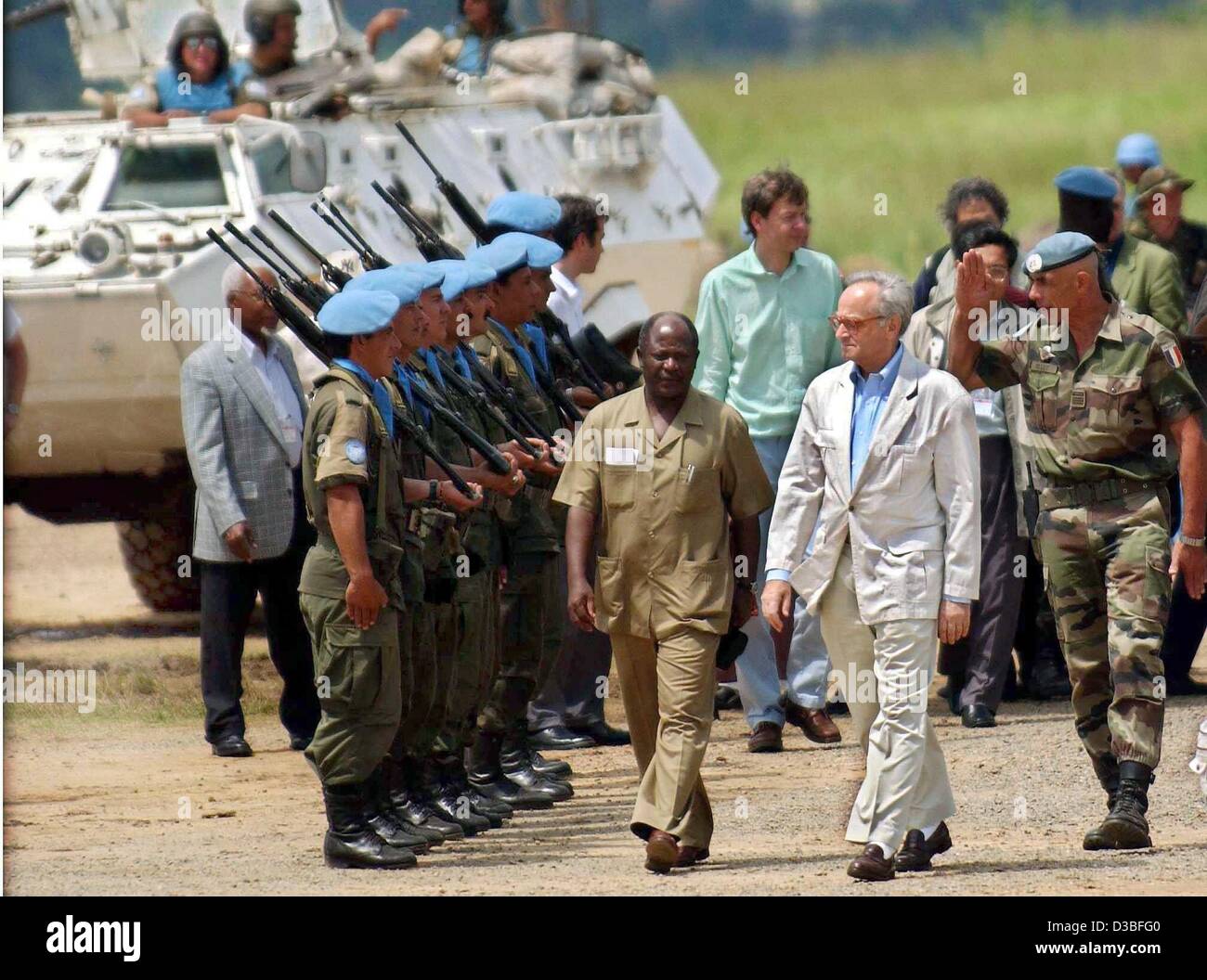 (Dpa) - Col. Daniel Vollot (R), il comandante della missione delle Nazioni Unite in Congo (MONUC), si rallegra che la Francia abbia ONU ambasciatore Jean-Marc de la Sabliere, come egli arriva a Bunia, Congo, 12 giugno 2003. La delegazione, guidata da de la Sabliere e fatta di ambasciatori da i quindici attuali membri della sicurezza c Foto Stock
