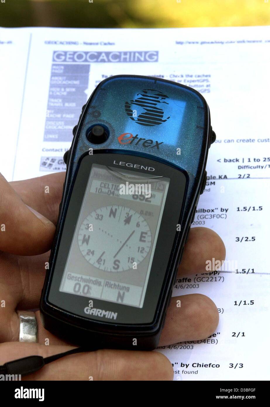 Dpa) - un ricevitore GPS è visibile nella parte anteriore del geocoaching  documenti in Hagenbach, Germania, 14 aprile 2003. Geocoaching è un nuovo  hobby per i vecchi e i giovani: entrambi i