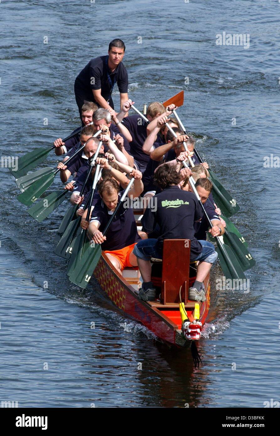 (Dpa) - l'equipaggio di dragon boat canoa verso la linea di partenza durante il dragon boat regata in Fuerstenwalde, Germania, 24 maggio 2003. 16 team iscritti per la gara che ha avuto luogo per la prima volta. Due imbarcazioni ha cominciato ad un tempo e gareggiato contro ogni altro oltre una distanza fo 250 metri. Il Foto Stock