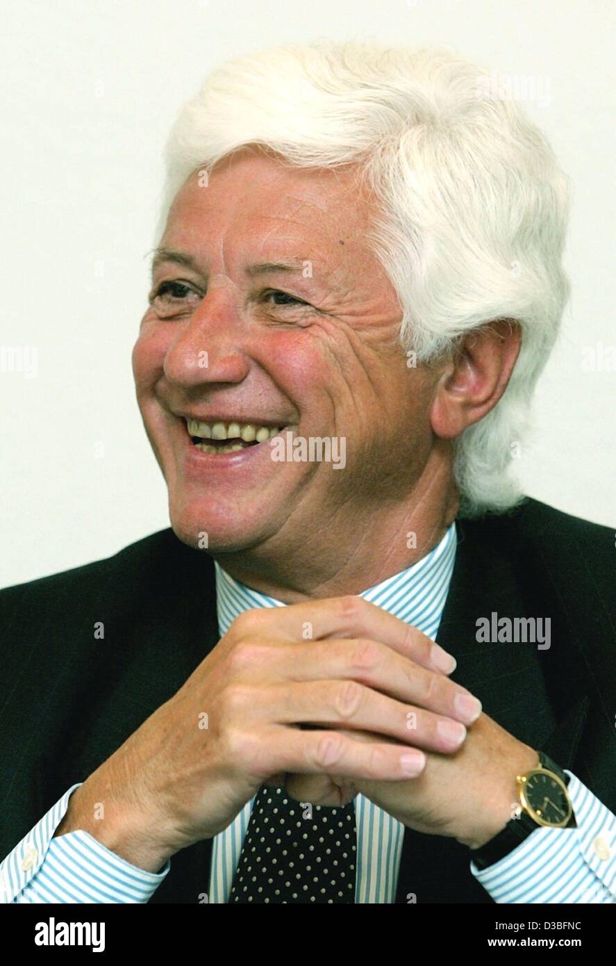 (Dpa) - Walter Richtberg, Presidente del 'Deutsche Presse-Agentur GmbH " (Agenzia Tedesca di stampa) sorrisi durante un equilibrio conferenza stampa tenutasi ad Amburgo, Germania, 26 giugno 2003. L'agenzia ha annunciato che nonostante la diminuzione del fatturato del 0,4 percento il risultato complessivo per il 2002 anno di attività è stato sati Foto Stock