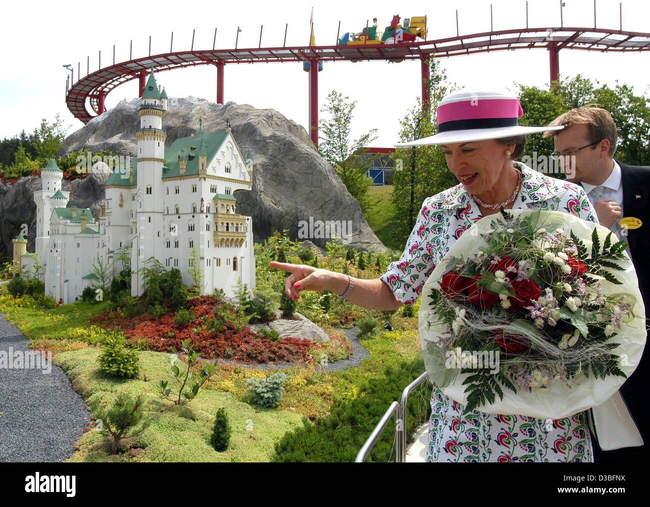 (Dpa) - Danish principessa Benedikte (anteriore, R) e il managing director business del parco Legoland, Stig Blicher (retro, R), passeggiate passato una versione in miniatura del castello "Neu Schwanstein' fatta da lego durante una visita al parco Legoland vicino Guenzenburg, Germania, 26 giugno 2003. Il parco Legoland Foto Stock