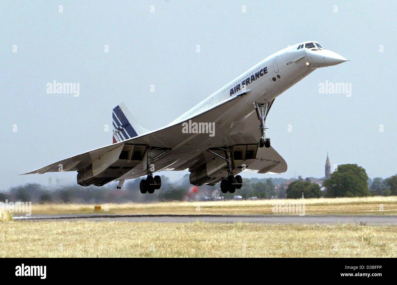(Dpa) - L'ultimo volo di Air France Concorde aereo supersonico termina al Karlsruhe-Baden-Baden aeroporto in Soellingen-Rheinmuenster, Germania, 24 giugno 2003. Il piano, prese fuori servizio da parte di Air France, saranno trasportati in un permament mostra presso il Museo della Tecnica a Sinsheim, vicino a Foto Stock