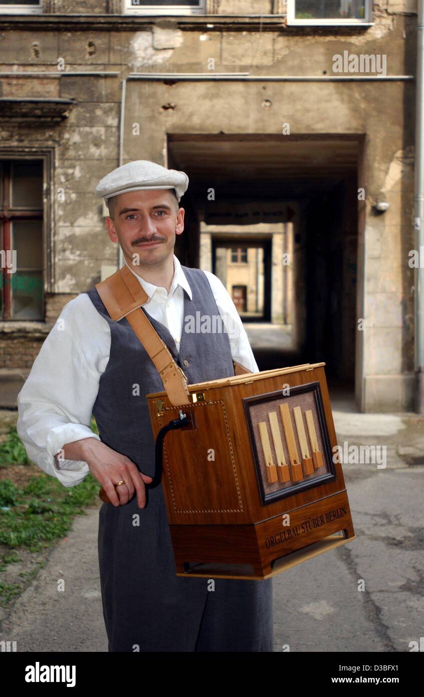 (Dpa) - l organetto player Joerg Frey pone per la fotocamera con il suo strumento nel quartiere Prenzlauer Berg di Berlino, Germania, 12 maggio 2003. Foto Stock