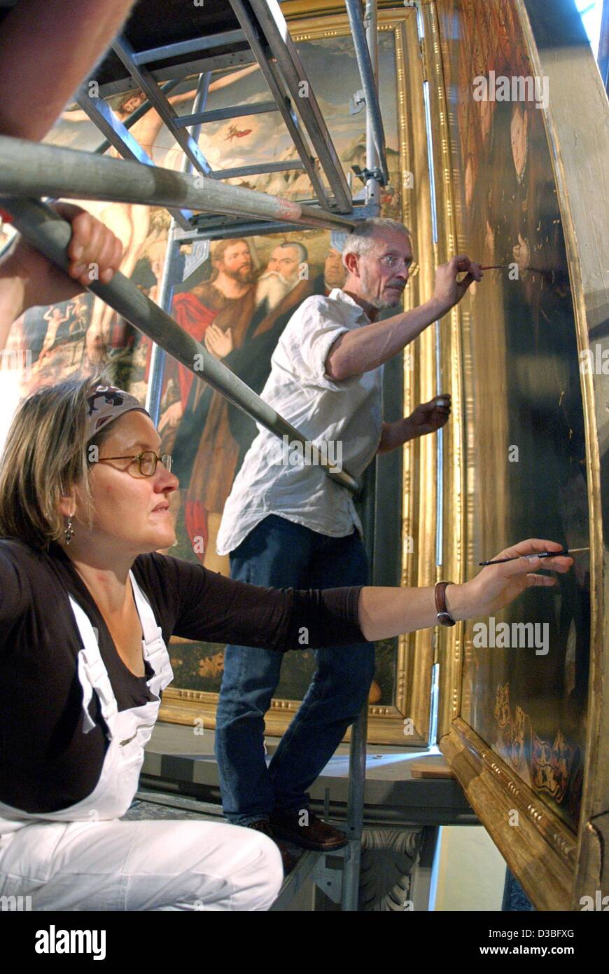(Dpa) - restauratori stanno lavorando sul prezioso altare Cranach nella Stadtkirche (città) Chiesa di Weimar, Germania, 19 giugno 2003. L'altare, che è uno dei più significativi pezzi di arte dai tempi della riforma, era stato concepito dal pittore tedesco Lucas Cranach il Vecchio (1472-1553). 2003 è Foto Stock