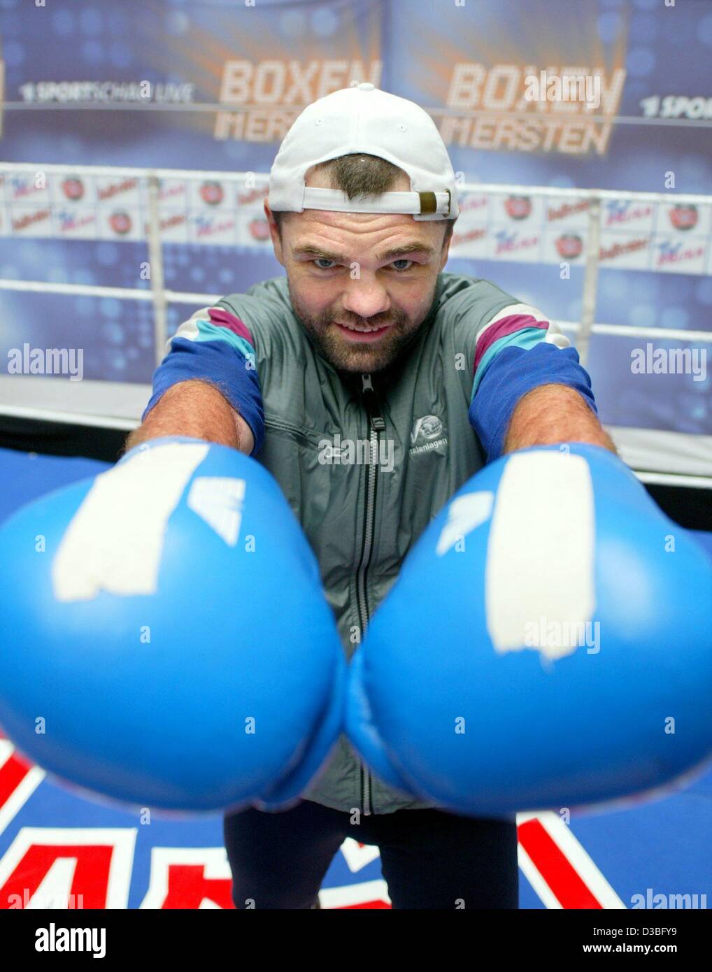 (Dpa) - Sven Ottke, 36-anno-vecchio IBF (International Boxing Federation) e WBA (World Boxing Association) boxing campione del mondo, pone con i suoi guanti durante un allenamento aperto per la stampa a Magdeburgo, Germania, 10 giugno 2003. Ottke dovrà difendere il suo titolo contro il 28-anno-vecchio challenger britannico David St Foto Stock