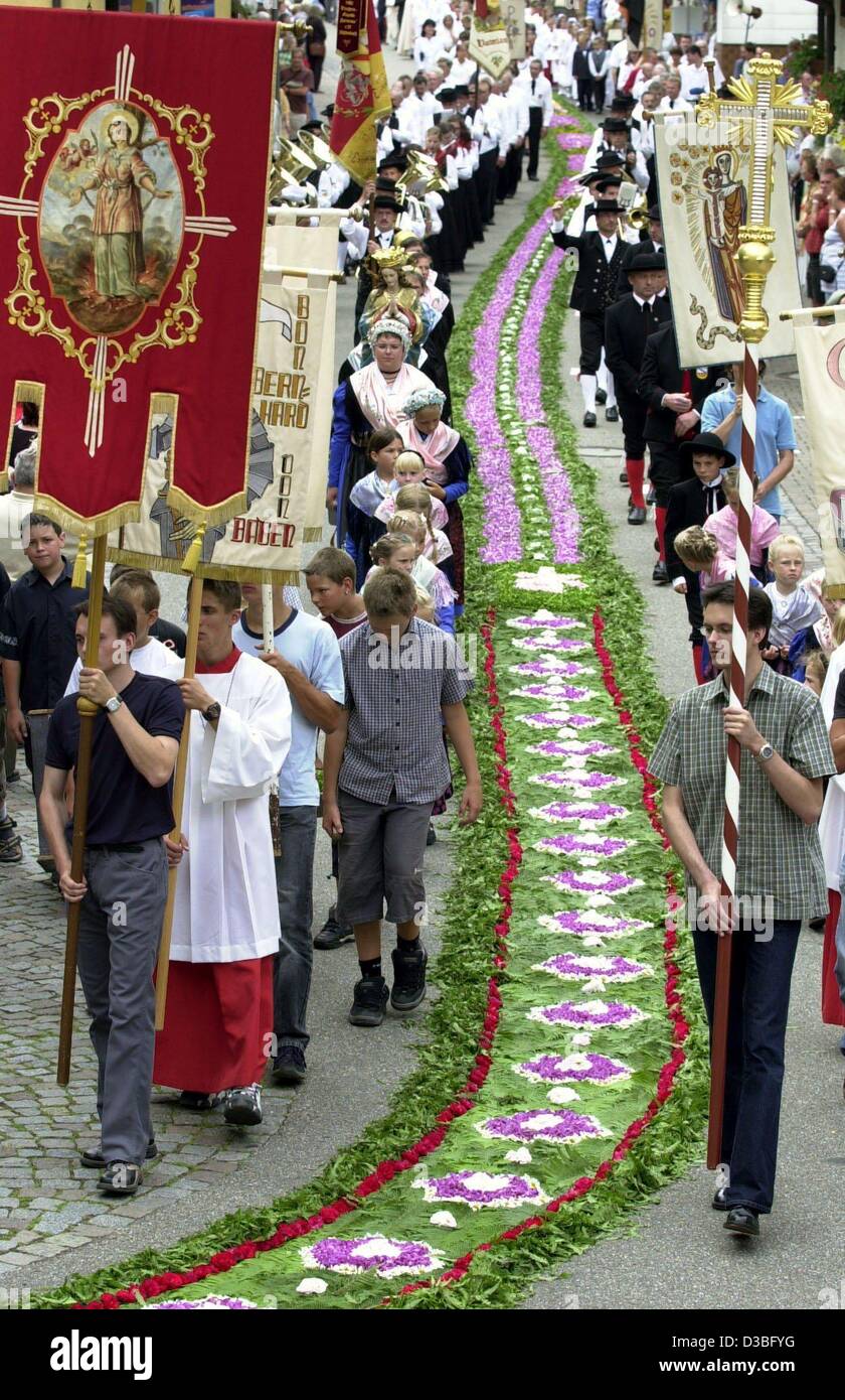 (Dpa) - Durante la processione in occasione della festa del Corpus Domini alfieri a piedi lungo un 1.5 km lungo il letto di fiori attraverso le strade di Muelenbach nella Foresta Nera, Germania, 19 giugno 2003. Foto Stock