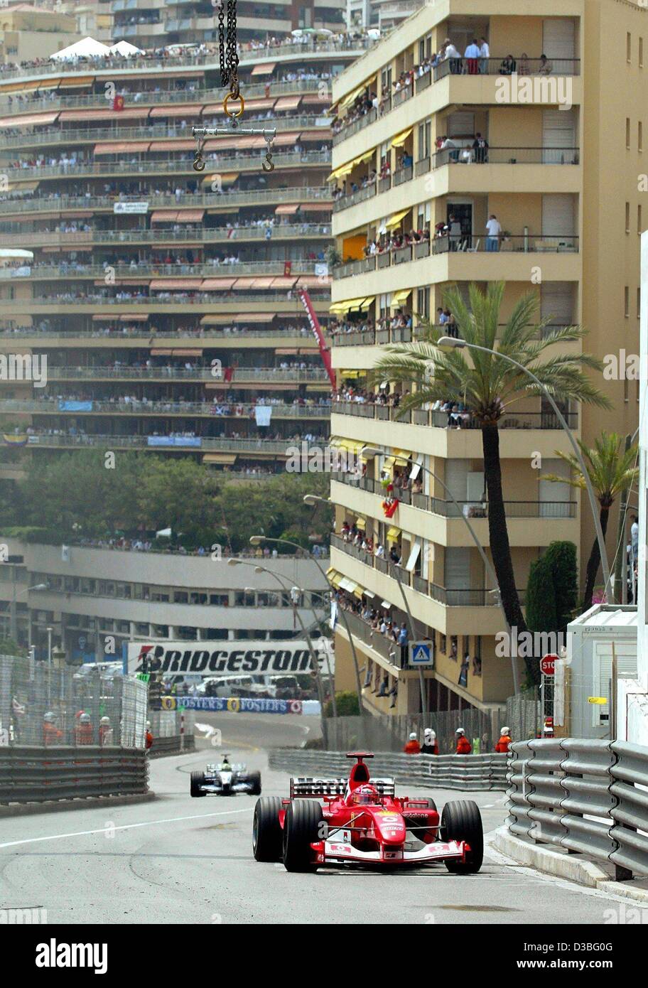 (Dpa) - Tedesco pilota di Formula Uno Michael Schumacher (Ferrari) conduce davanti a suo fratello Ralf (BMW Williams) durante il Gran Premio di Monaco a Montecarlo, 1 giugno 2003. Michael termina terzo, Ralf quarto. Foto Stock