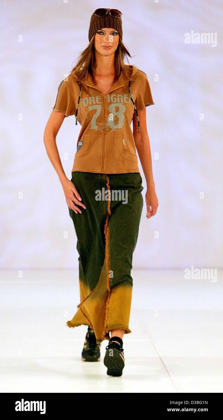 (Dpa) - Un modello di passeggiate lungo la passerella e presenta la collezione di moda per la autmn e stagione invernale 2003/04 durante una sfilata di moda presso l'hotel Intercontinental di Amburgo, Germania, 24 giugno 2003. Foto Stock