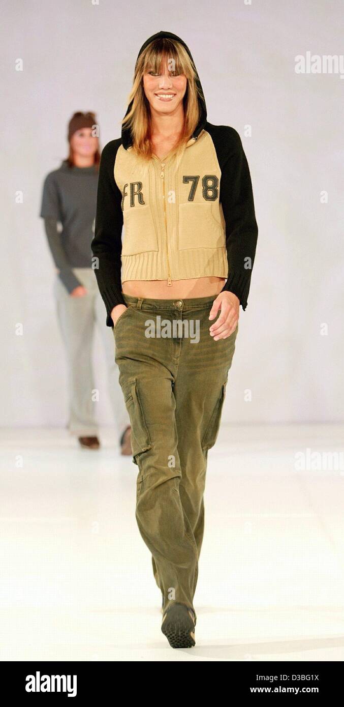(Dpa) - Un modello di passeggiate lungo la passerella e sorrisi mentre ella presenta la collezione di moda per la autmn e stagione invernale 2003/04 durante una sfilata di moda presso l'hotel Intercontinental di Amburgo, Germania, 24 giugno 2003. Foto Stock