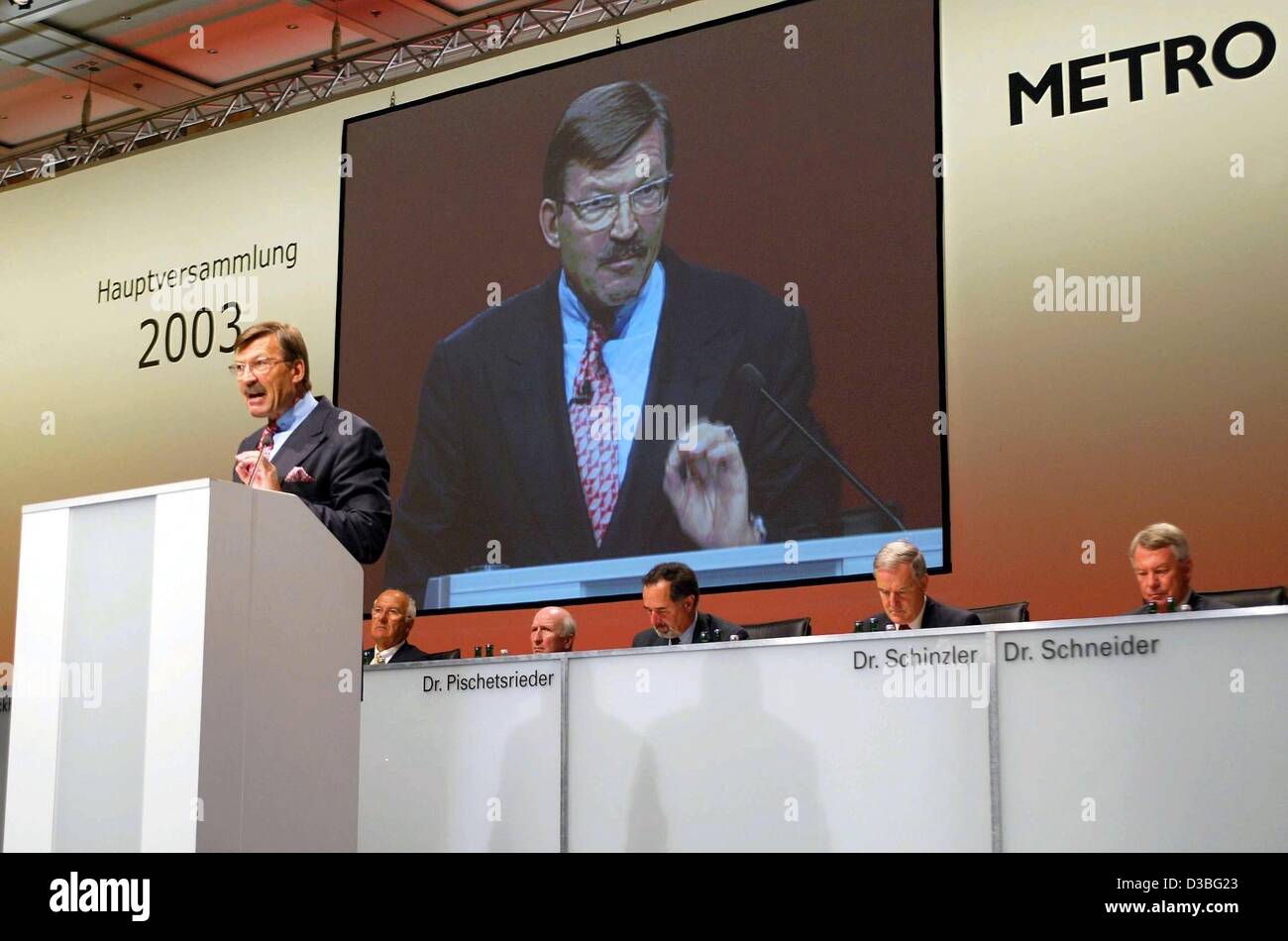 (Dpa) - Hans-Joachim Koerber, CEO del rivenditore tedesco gruppo Metro AG, parla alla riunione generale a Duesseldorf in Germania, 22 maggio 2003. La metro è di aprire all'ingrosso prezzo-mart, in questo anno in India e Ucraina. La società del Cash & Carry catena aperto nuovi negozi lo scorso anno in Giappone e il Vietnam. Metropolitana Foto Stock