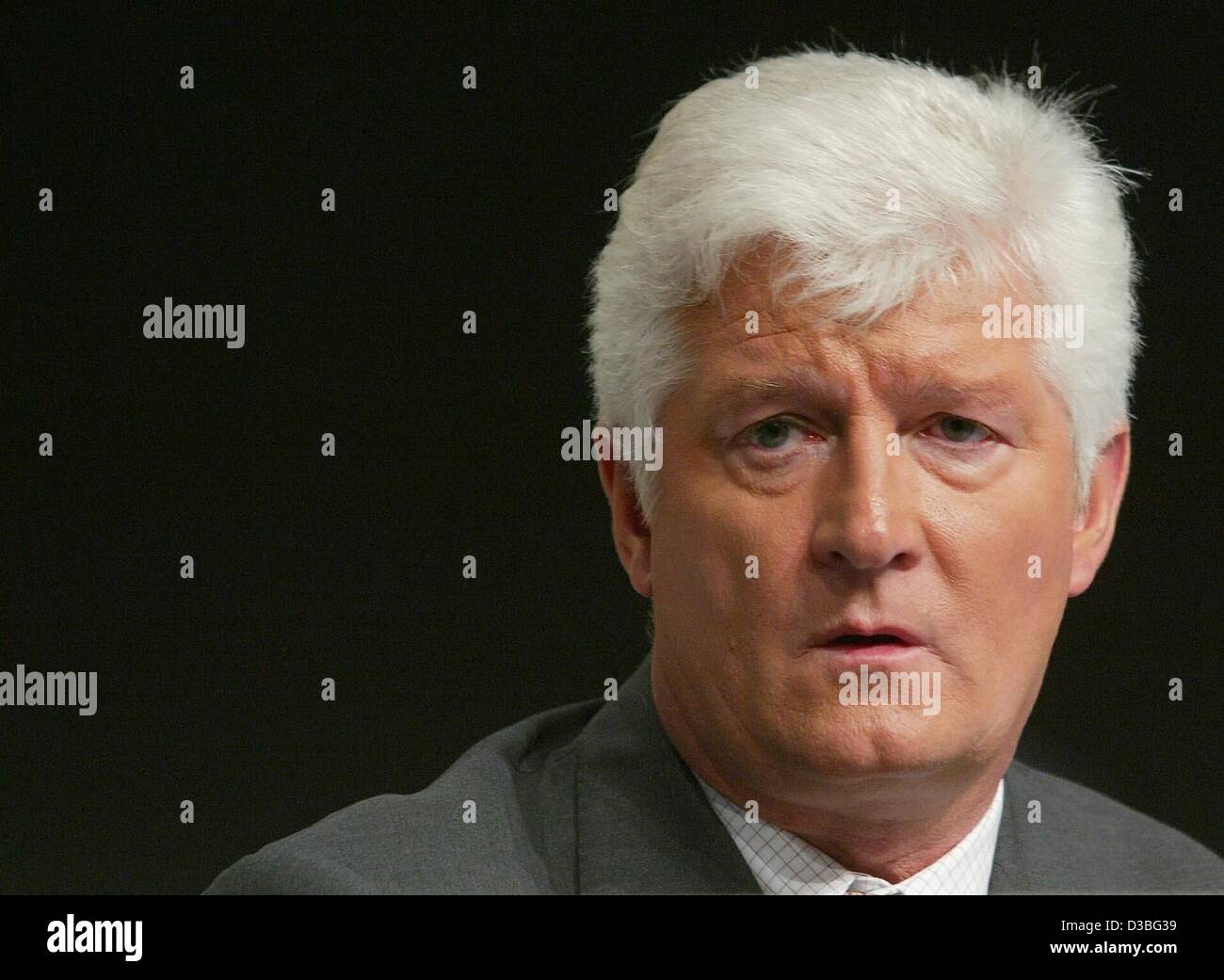 (Dpa) - Wolfgang Leese, amministratore delegato dell'impresa siderurgica Salzgitter AG, raffigurato alla riunione generale annuale di Braunschweig, Germania, 28 maggio 2003. A causa della lenta economia Salzgitter AG si attende il risultato prima delle imposte da affondare nel 2003. Dopo 160 milioni di euro nel 2001 e 72 milioni nel 2002, a metà due Foto Stock