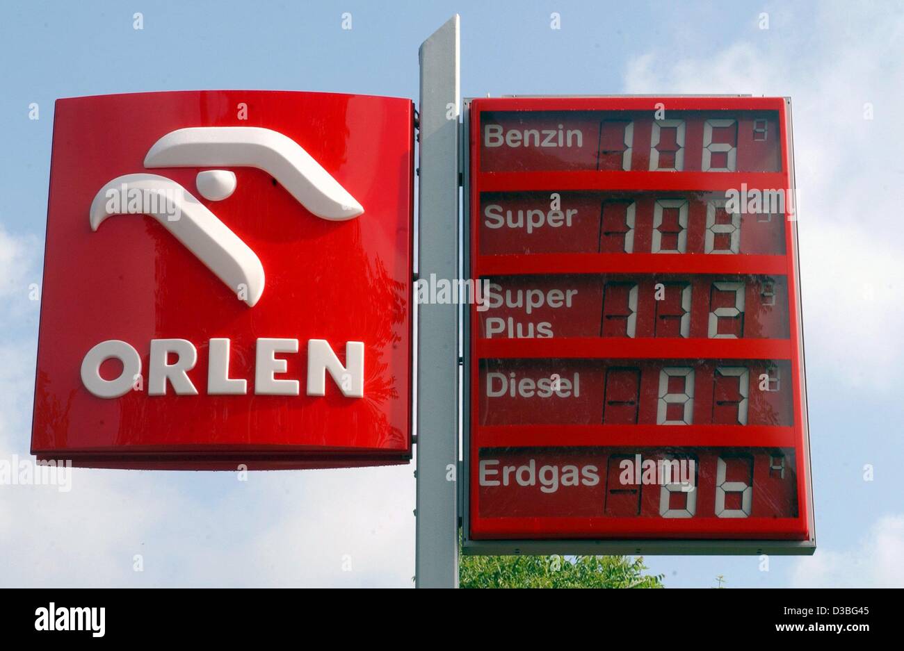 (Dpa) - La scheda dei prezzi indica che i prezzi per la benzina super, super plus, gasolio e gas naturale, che sono circa un centesimo al di sotto della media dei prezzi della benzina, al primo Orlen stazione di riempimento a Berlino, il 6 giugno 2003. La Berlino stazione di benzina che è stato inaugurato oggi è la prima stazione di riempimento Foto Stock