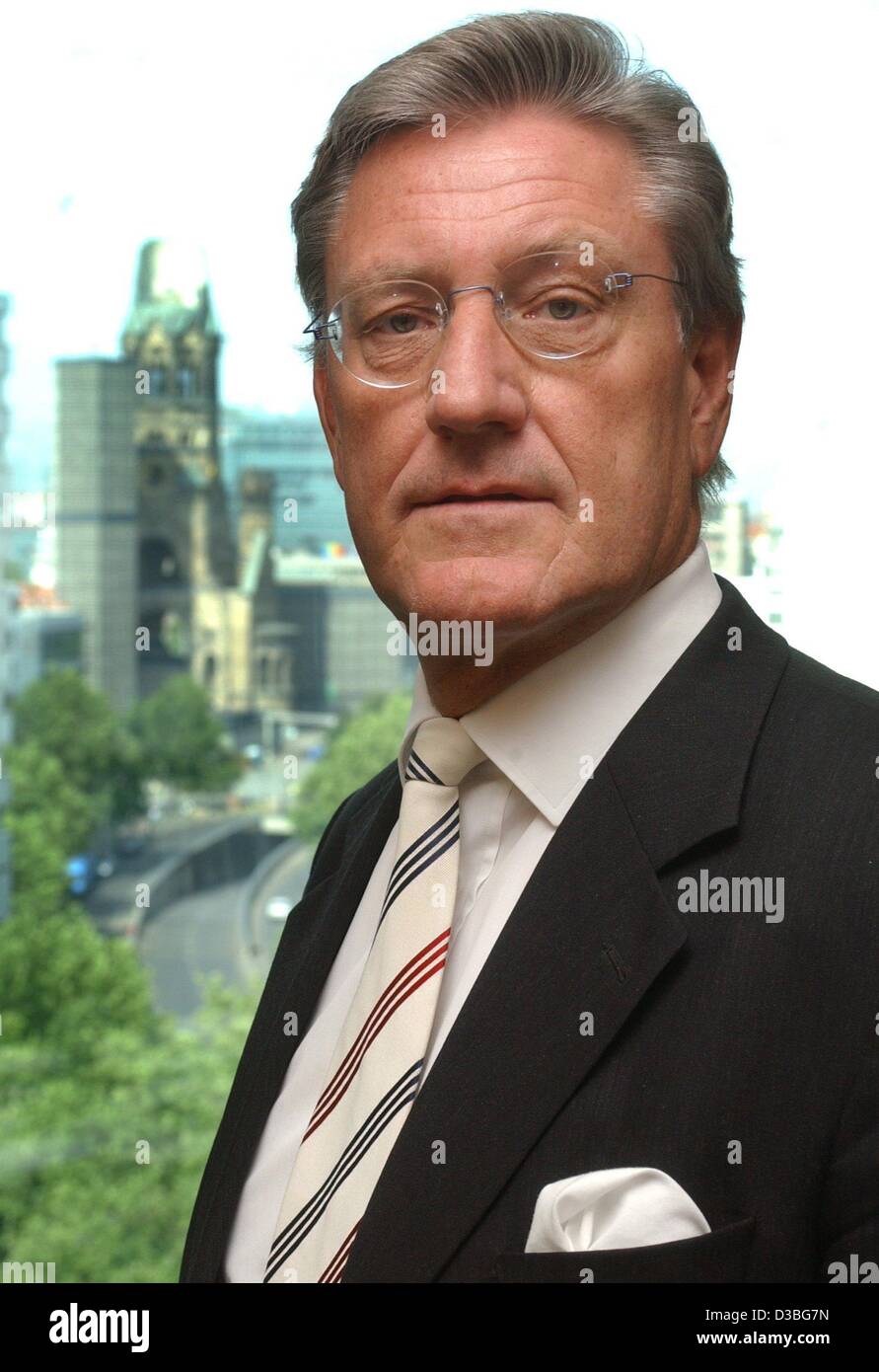 (Dpa) - Karl Kauermann, Presidente della Berliner Volksbank, tedesco delle finanze e istituto bancario, durante un equilibrio conferenza stampa a Berlino, 23 giugno 2003. Essa è stata annouced durante la conferenza che la Berliner Volksbank', il più grande della Germania, co-operative bank, è ancora dipendente sulle sovvenzioni da th Foto Stock