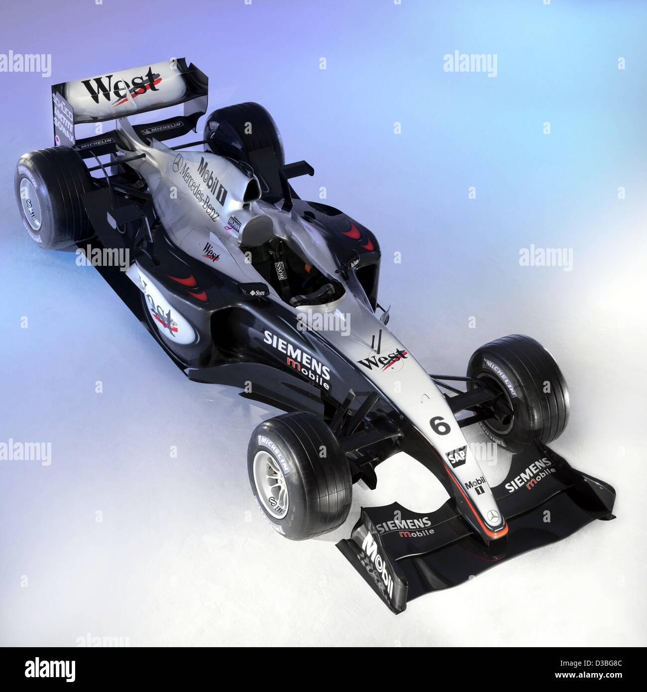 (Dpa) - Una dispensa non datata mostra la nuova freccia d'argento (Silberpfeil), che ha avuto il suo viaggio inaugurale sul circuito Paul Ricard race course il 21 maggio 2003 a Le Castellet, Francia meridionale. Il giorno prima, la McLaren Mercedes ha annunciato che aveva terminato la nuova MP4-18X, quest'anno la formula uno modello. Il n Foto Stock