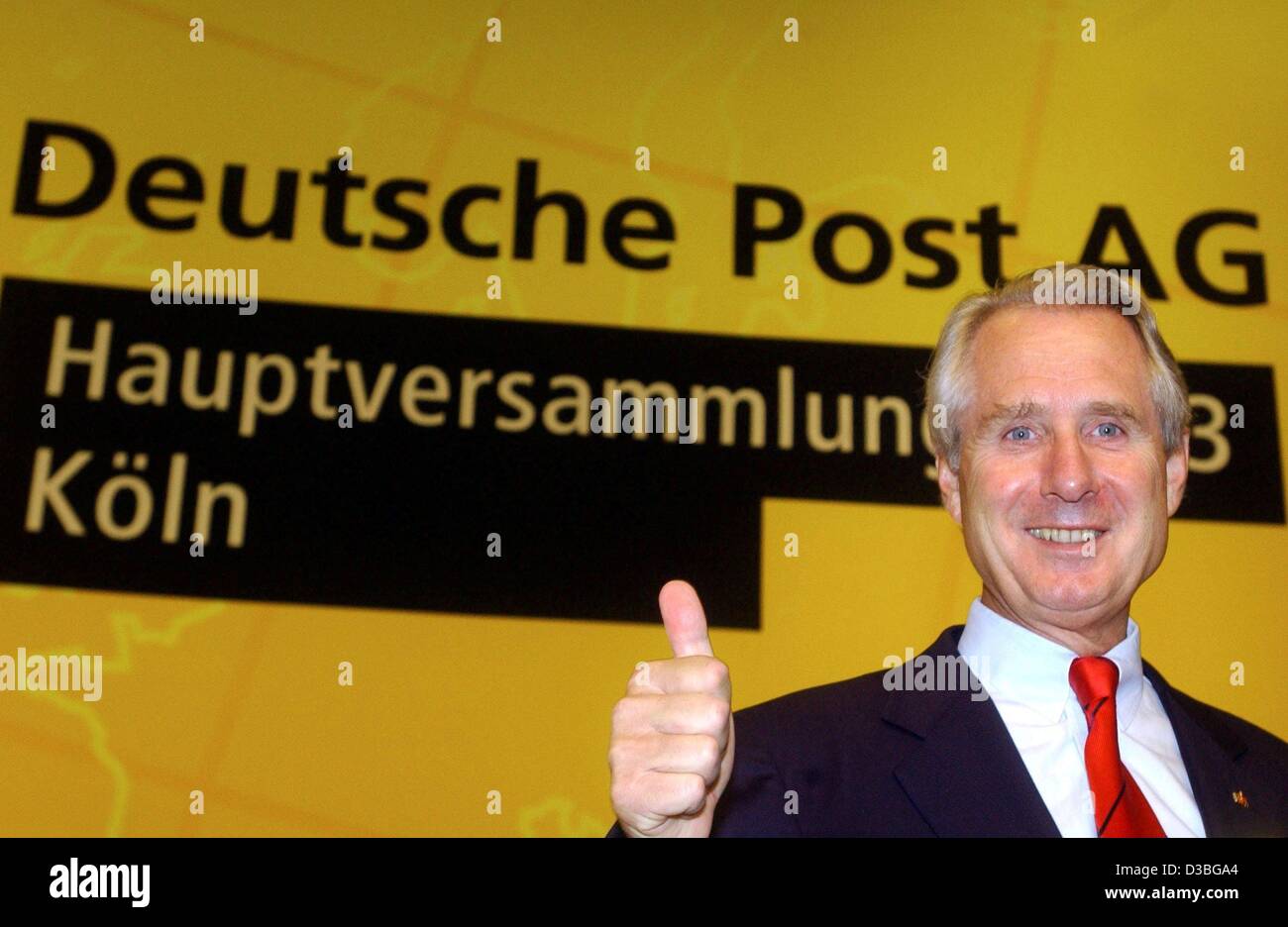 (Dpa) - Klaus Zumwinkel, Presidente della Deutsch Post, indica un 'pollice in alto segno e sorrisi durante la riunione generale annuale a Colonia, Germania, il 5 giugno 2003. Nonostante la continua cattivo clima economico la società si aspetta un aumento del profitto in miliardi. Il Deutsch Post calcola con un risultato Foto Stock