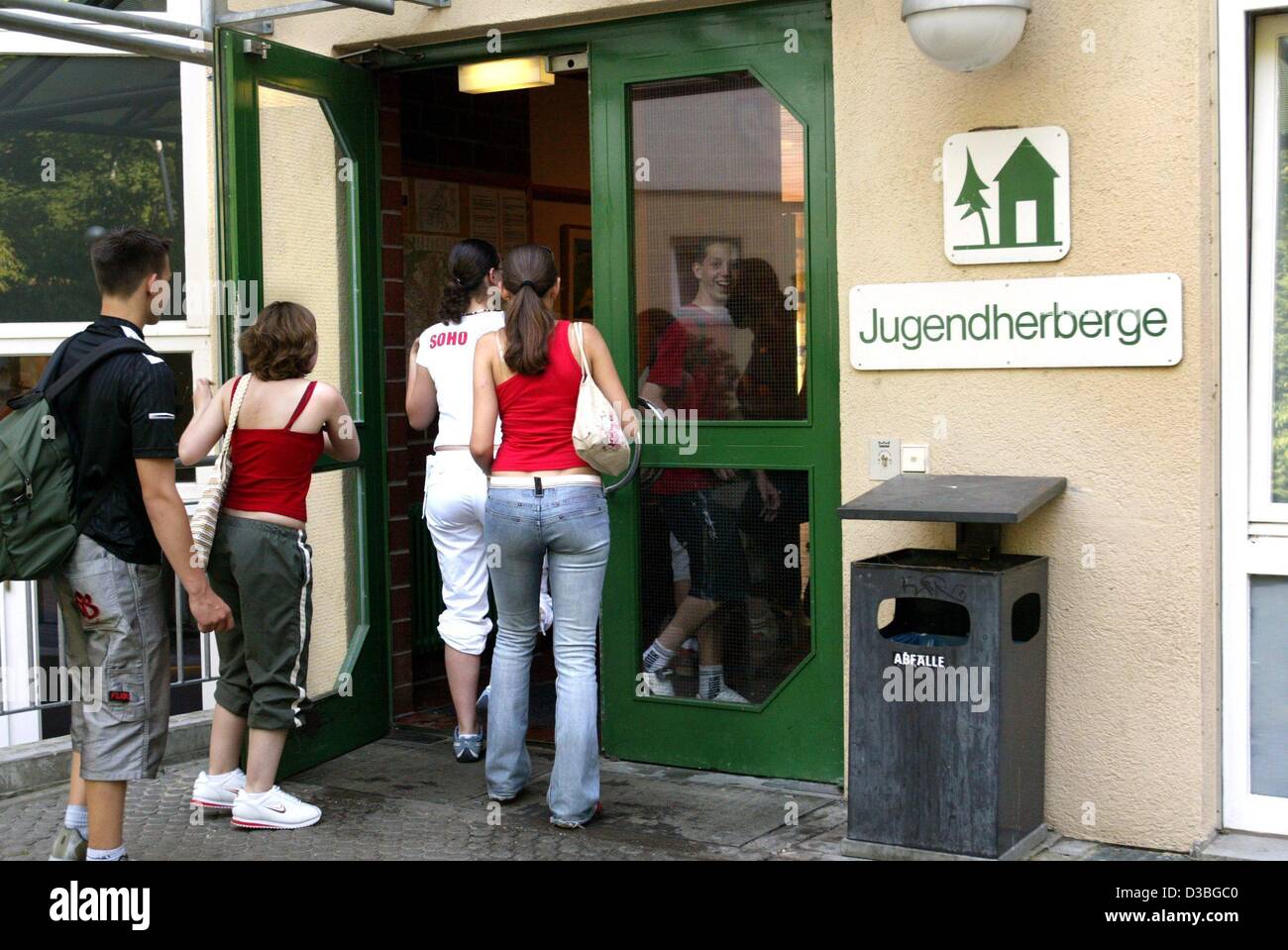 (Dpa) - Un gruppo di giovani cammina attraverso l'entrata di un ostello della gioventù a Friburgo in Germania, 12 giugno 2003. Anche gli ostelli della gioventù non si sono risparmiati dal calo del turismo. 66 ostelli con 9.600 posti letto in Germania del sud occidentale regione registrata diminuzione dei pernottamenti da 2,4 percento tra il mon Foto Stock