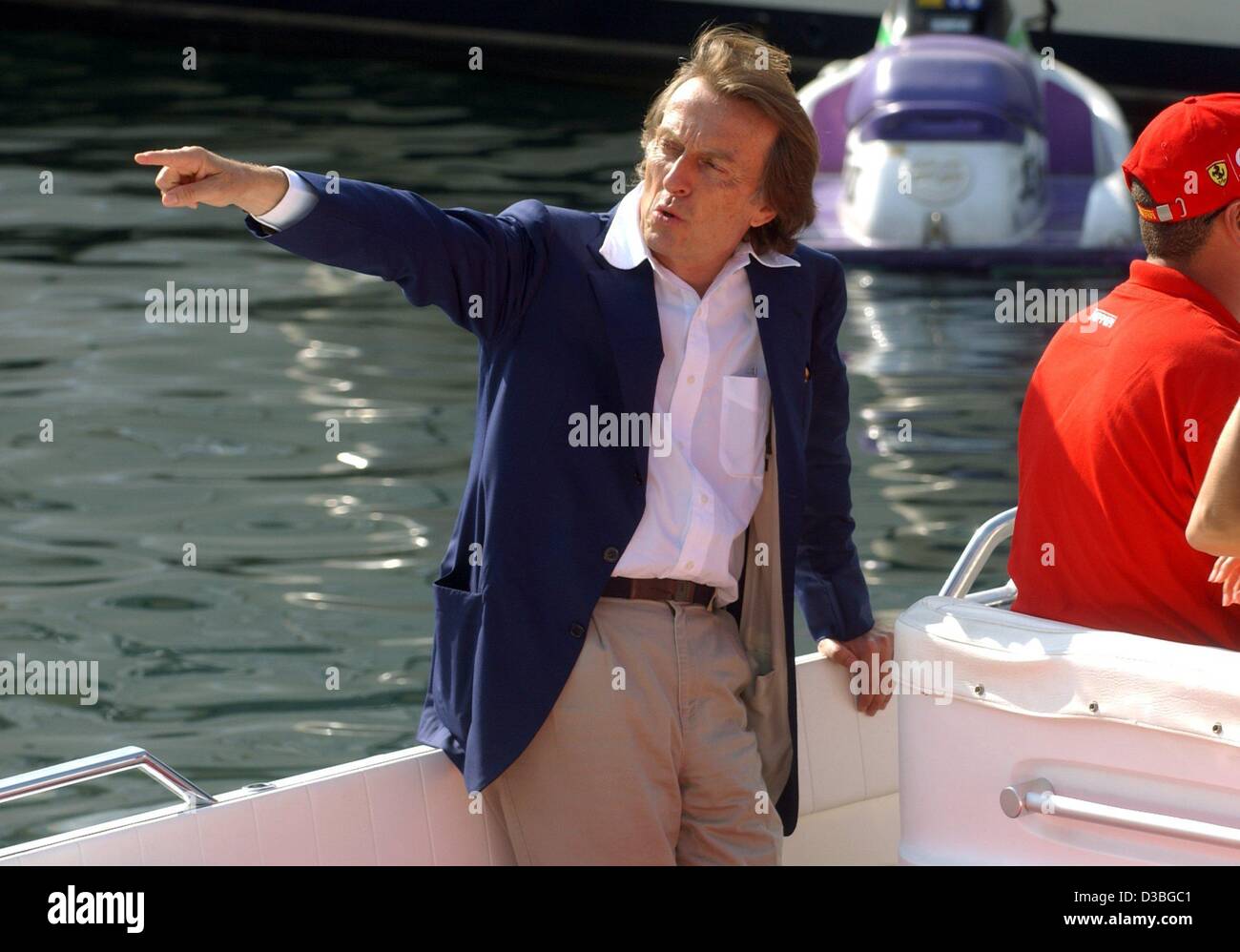 (Dpa) - Luca di Montezemolo, Presidente del Consiglio italiano vettura sportiva maker Ferrari, punti la direzione al suo skipper a bordo della sua barca nel porto di Monaco, 30 maggio 2003. Il Grand Prix di Monaco ha avuto luogo a Monte Carlo il 1 giugno 2003. Foto Stock