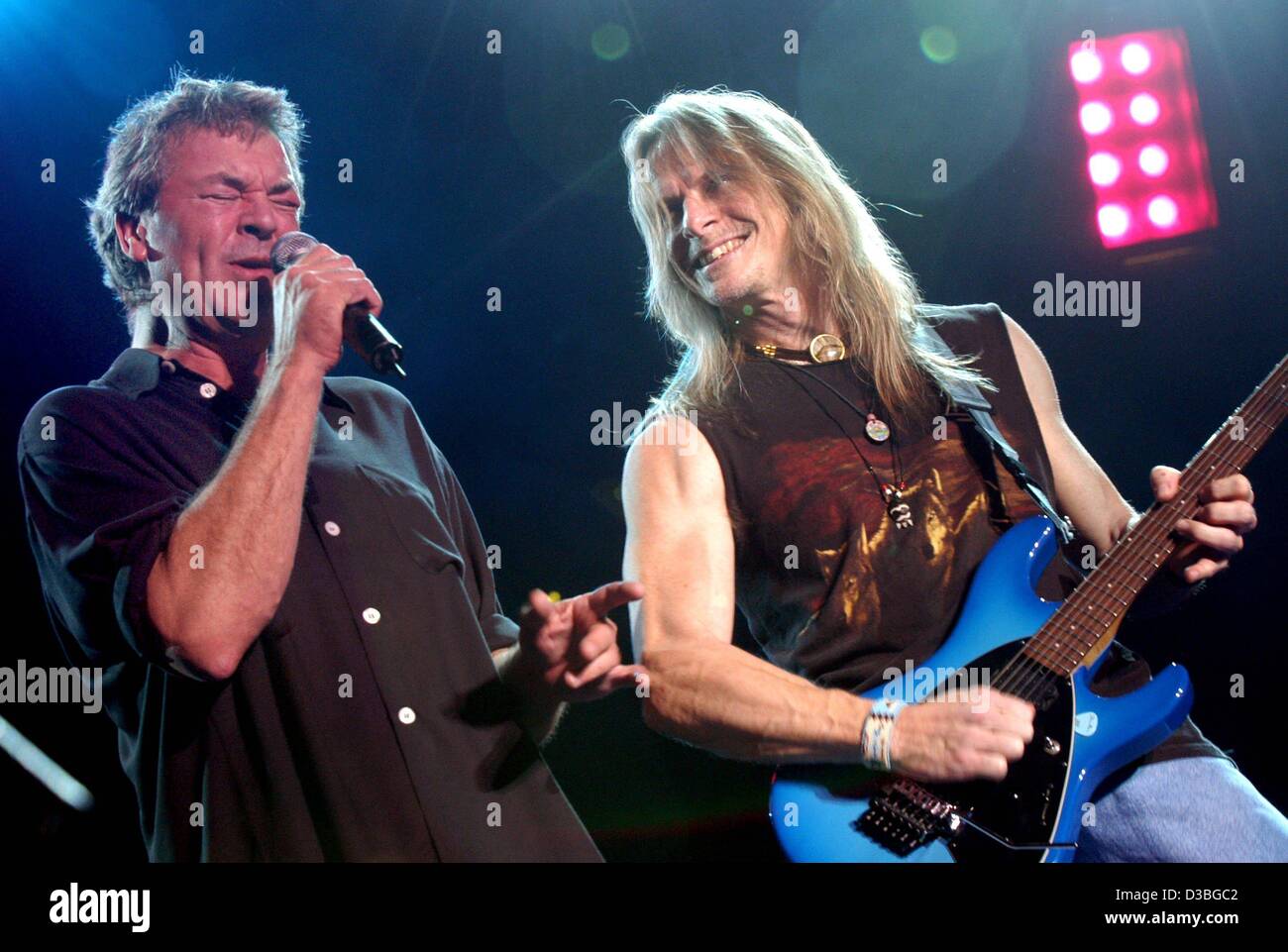 (Dpa) - Steve Morse (R), il chitarrista della rock band Deep Purple, guarda il cantante Ian Gillan e sorrisi mentre eseguono un concerto all'aperto durante il 'Hessentag' a Bad Arolsen, Germania, 18 giugno 2003. Più di 15,000 fans goduto di un fantastico viaggio musicale torna a 70s nella locale sold out s Foto Stock